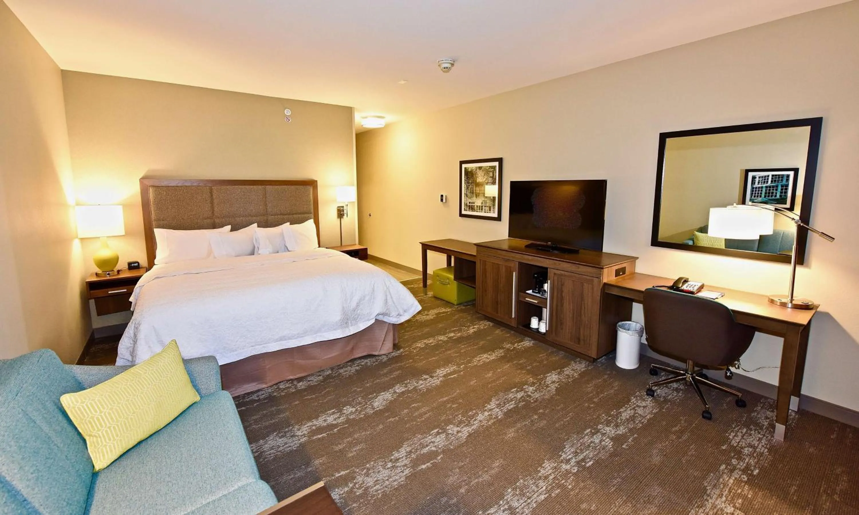 Bedroom, Bed in Hampton Inn By Hilton Kirksville MO