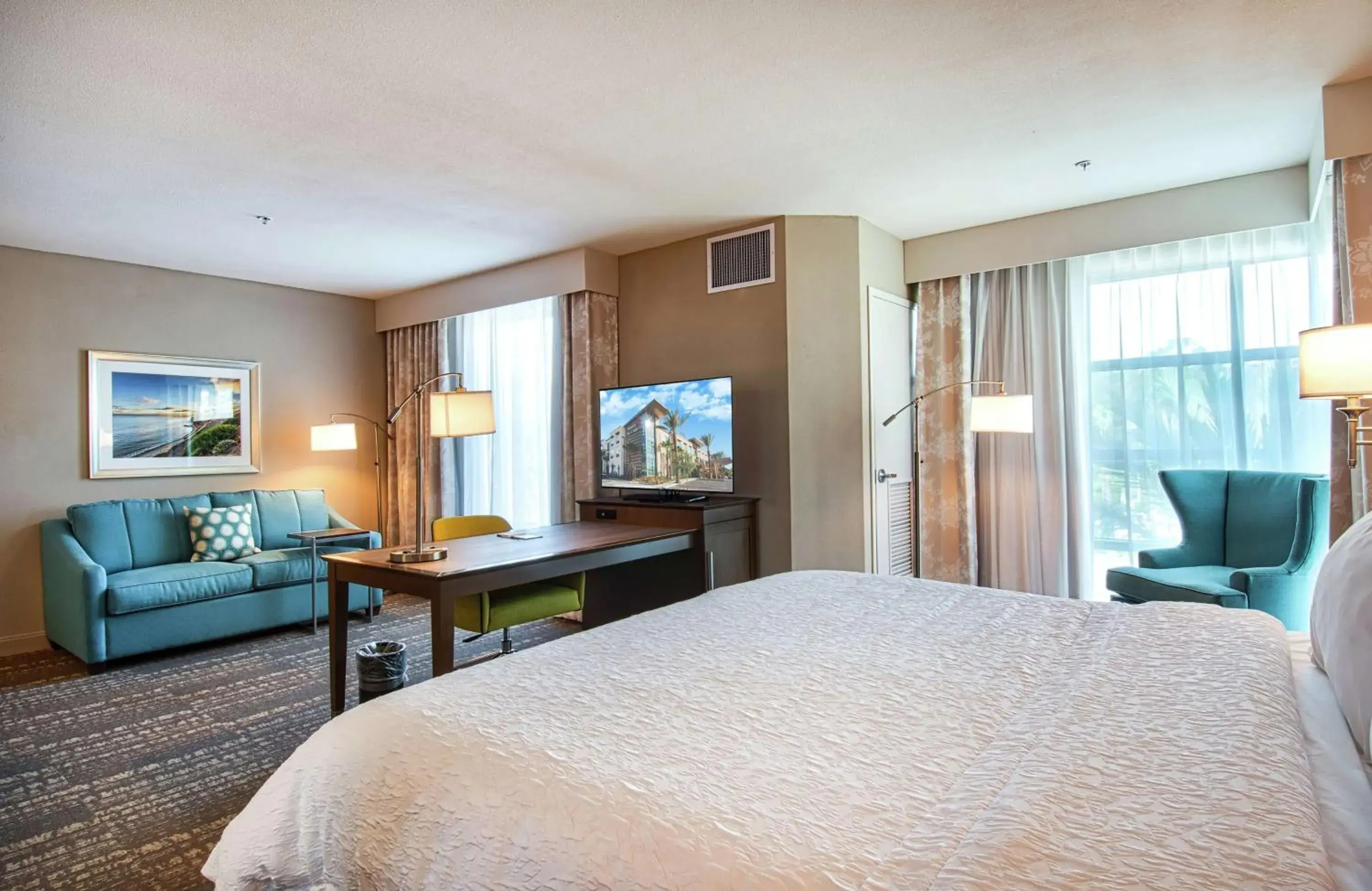 Bedroom, Bed in Hampton Inn & Suites by Hilton Mission Viejo Laguna San Juan Capistrano Bedroom, Bed in Hampton Inn & Suites by Hilton Mission Viejo Laguna San Juan Capistrano