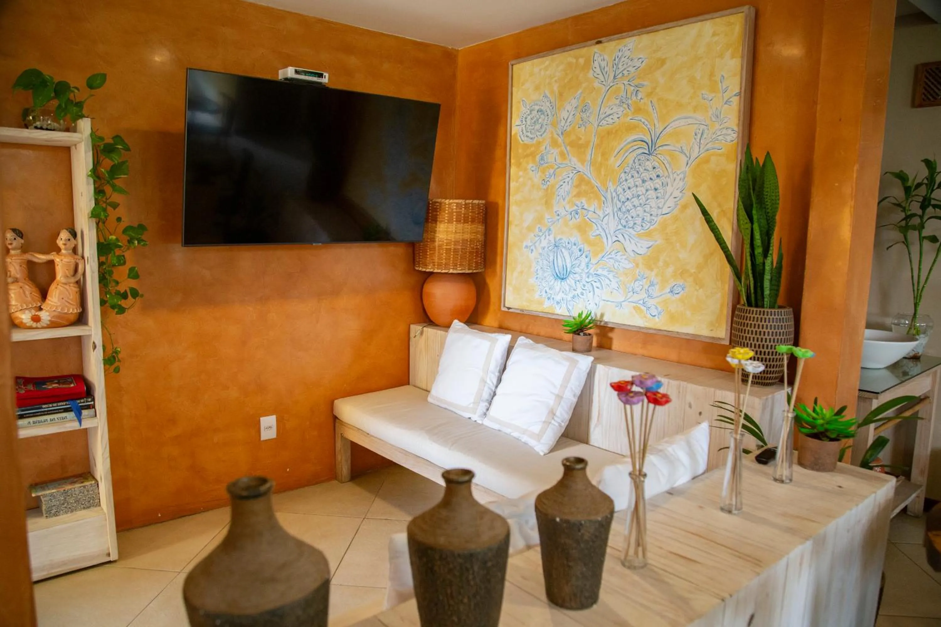 Communal lounge/ TV room in Pousada da Terra
