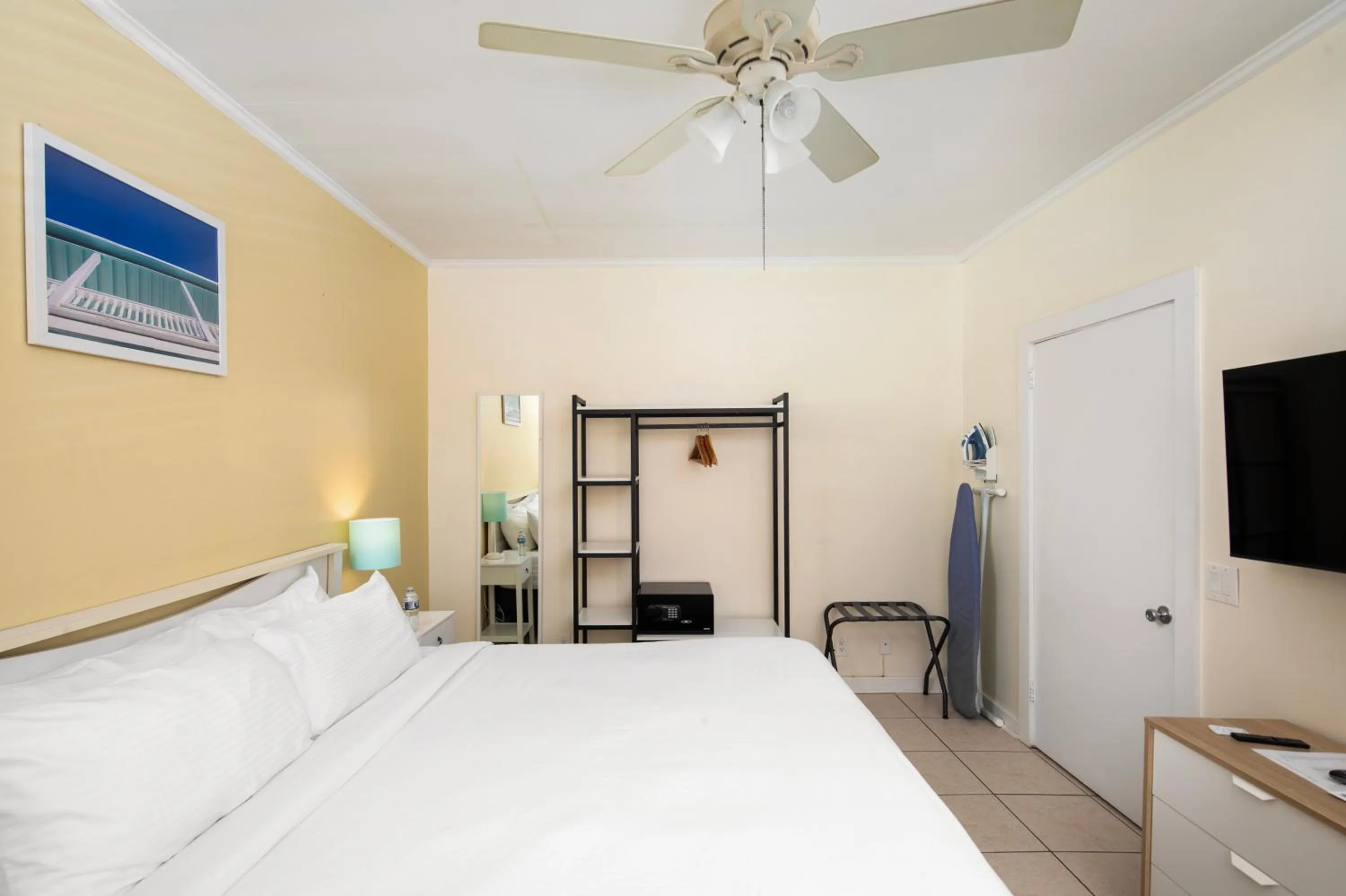 Bedroom, Bed in Southernmost Inn Adult Exclusive