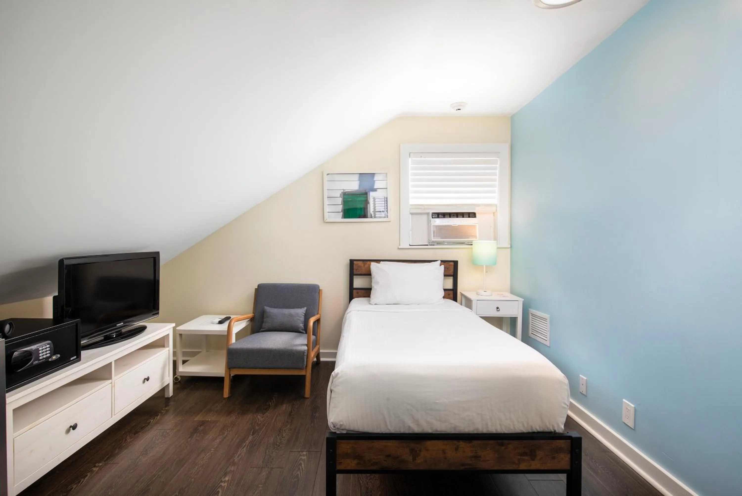 Bedroom, Bed in Southernmost Inn Adult Exclusive