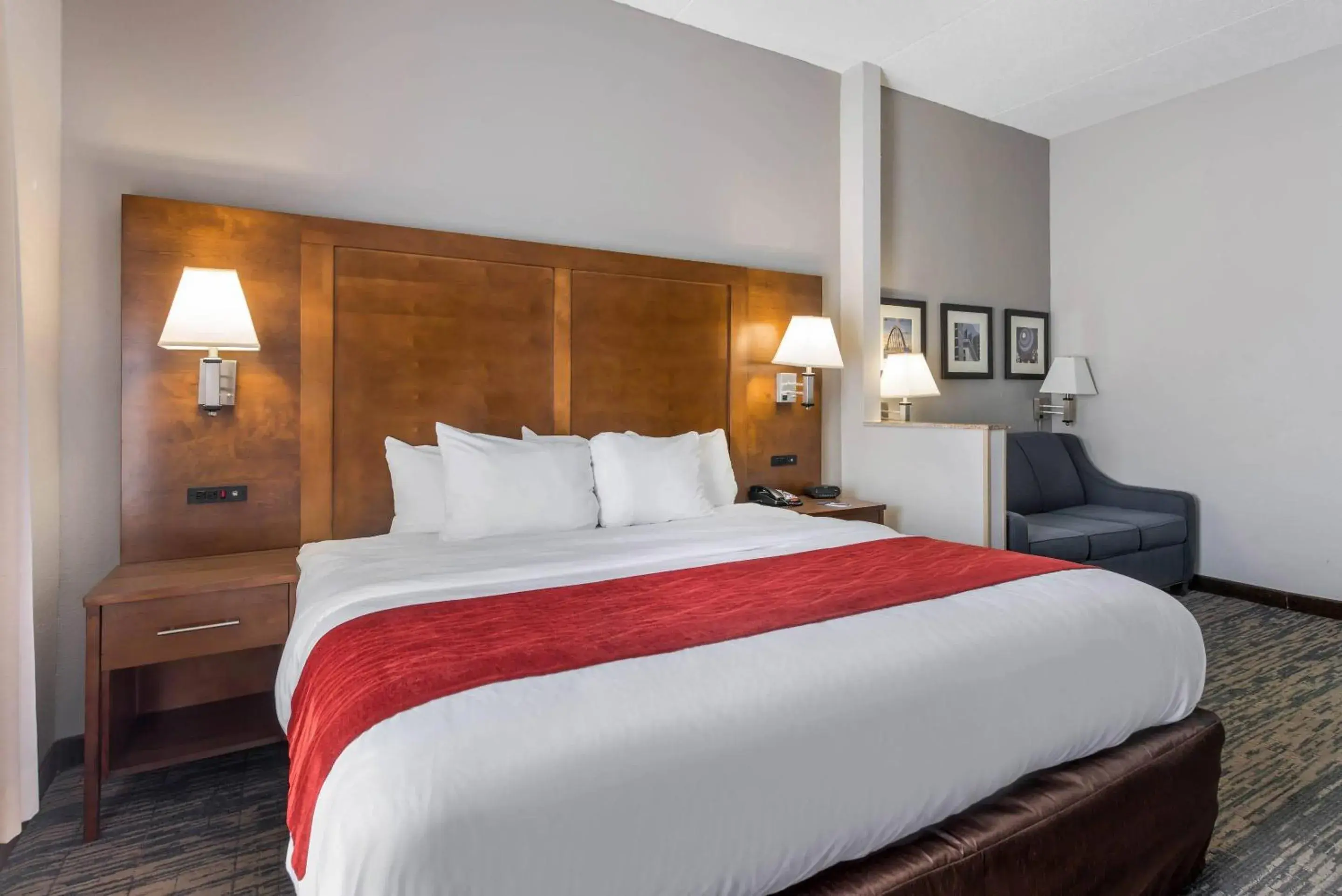 Bedroom, Bed in Comfort Inn Grove City - Columbus South Bedroom, Bed in Comfort Inn Grove City - Columbus South