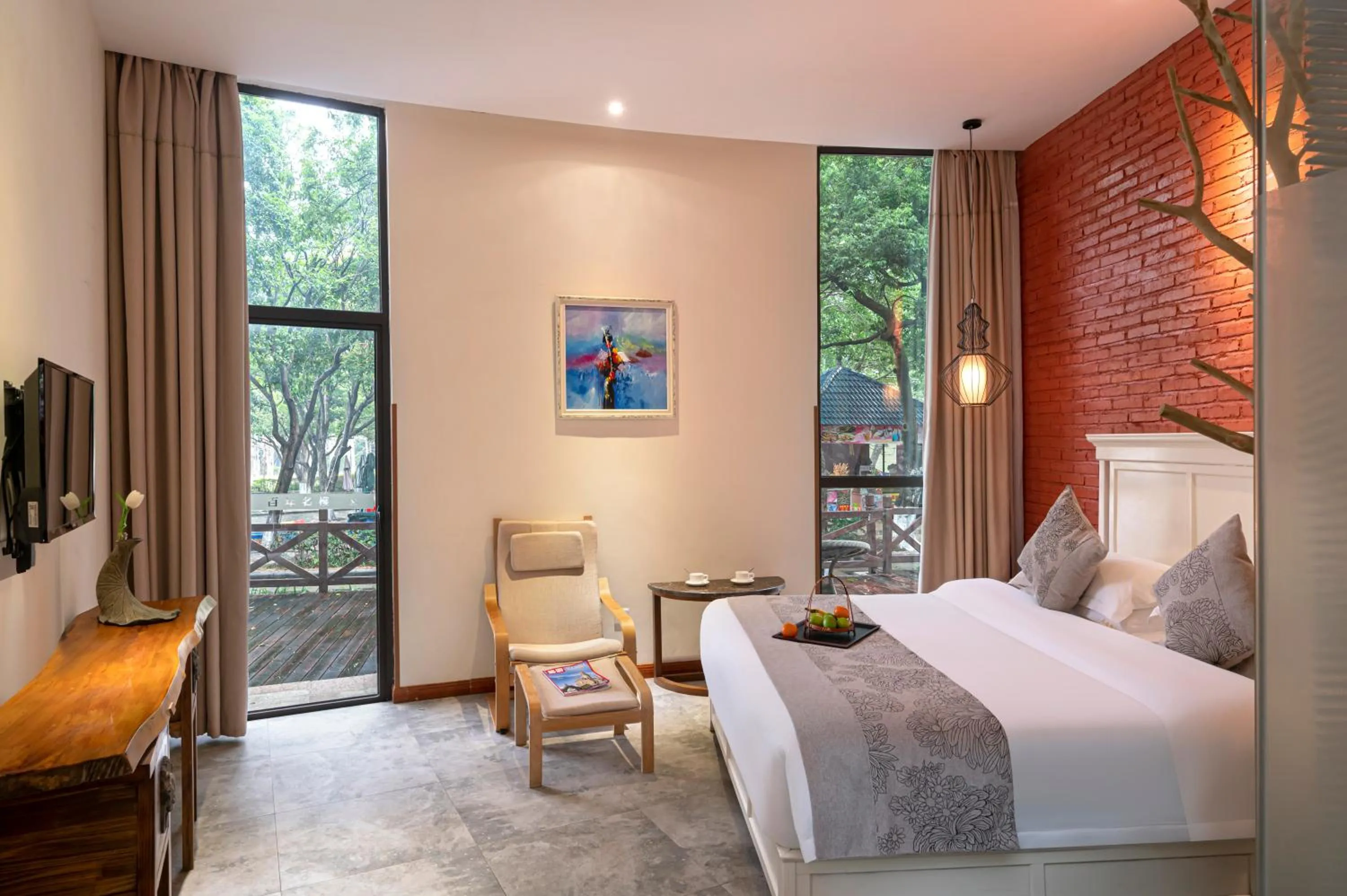 Bed in Guilin Crystal Crescent Moon Hotel