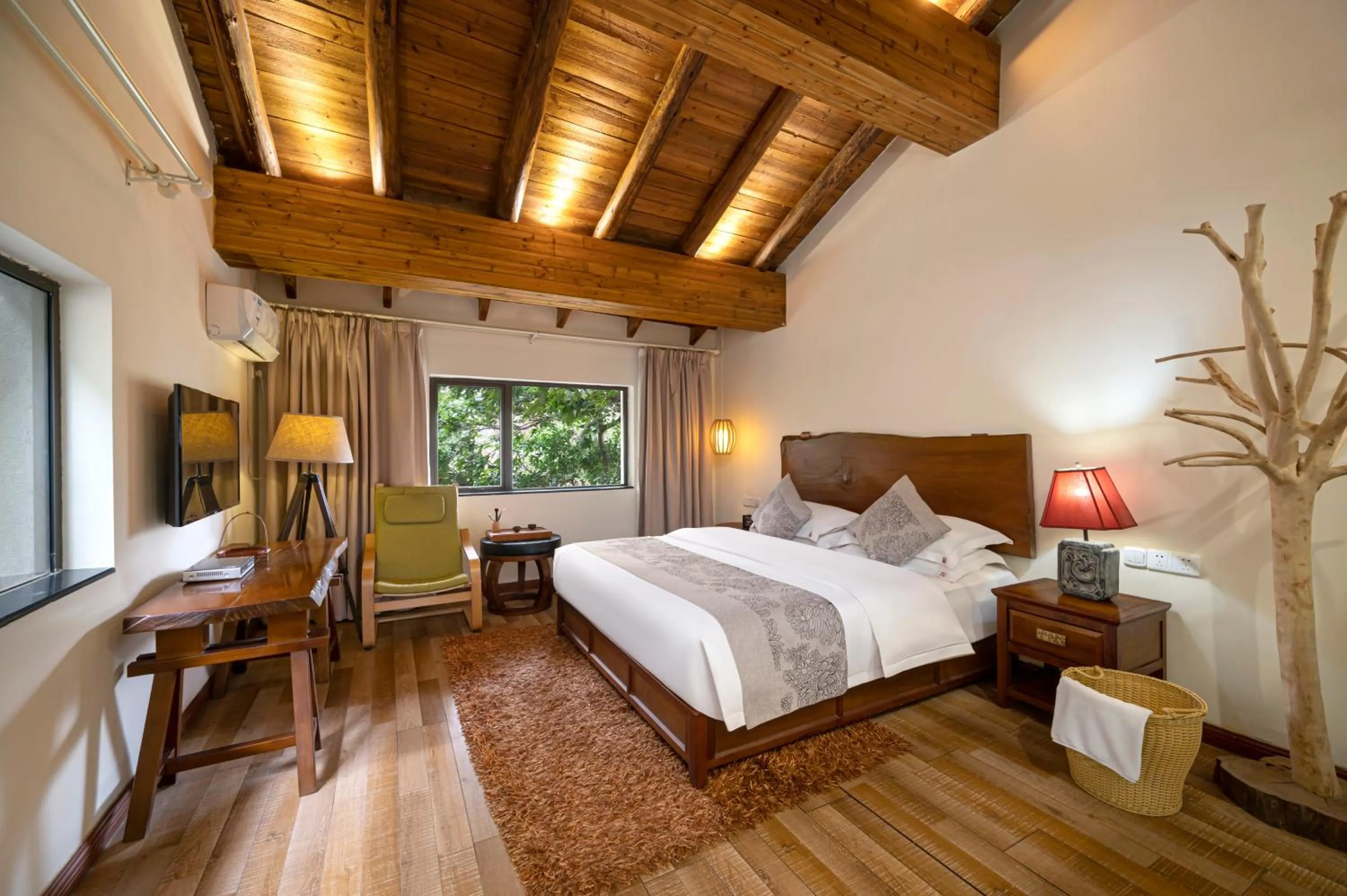 Bed in Guilin Crystal Crescent Moon Hotel