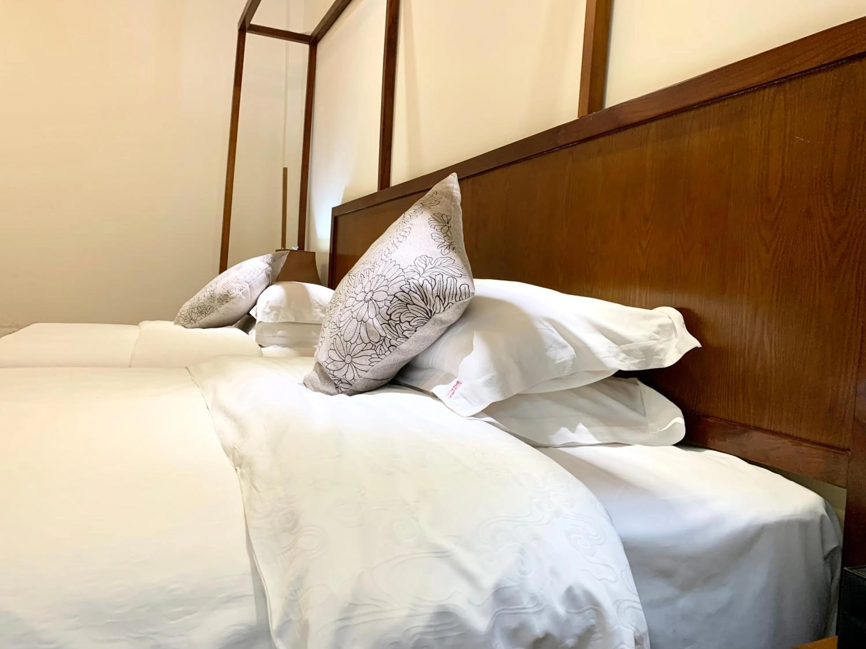 Bed in Guilin Crystal Crescent Moon Hotel