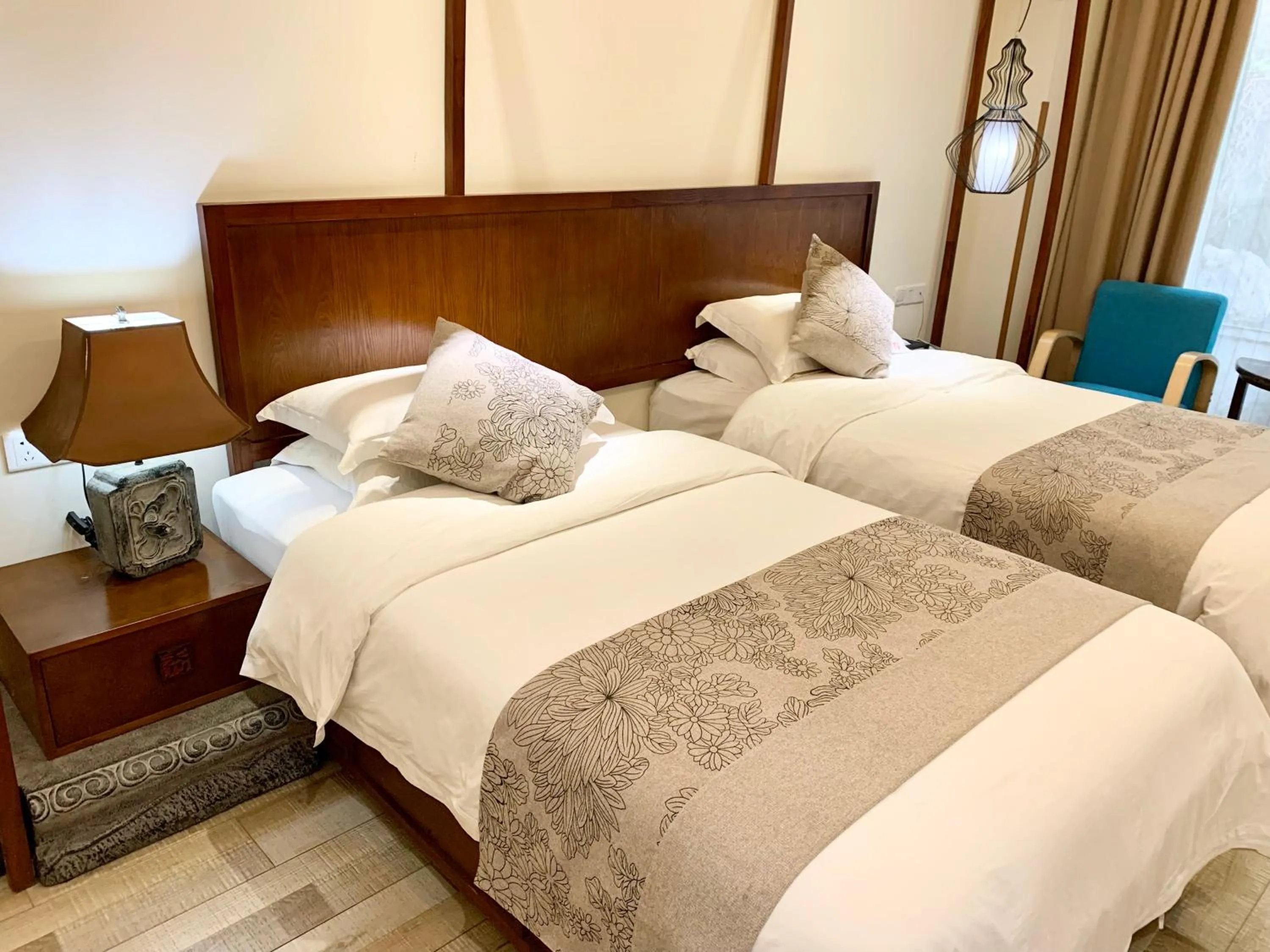 Bed in Guilin Crystal Crescent Moon Hotel