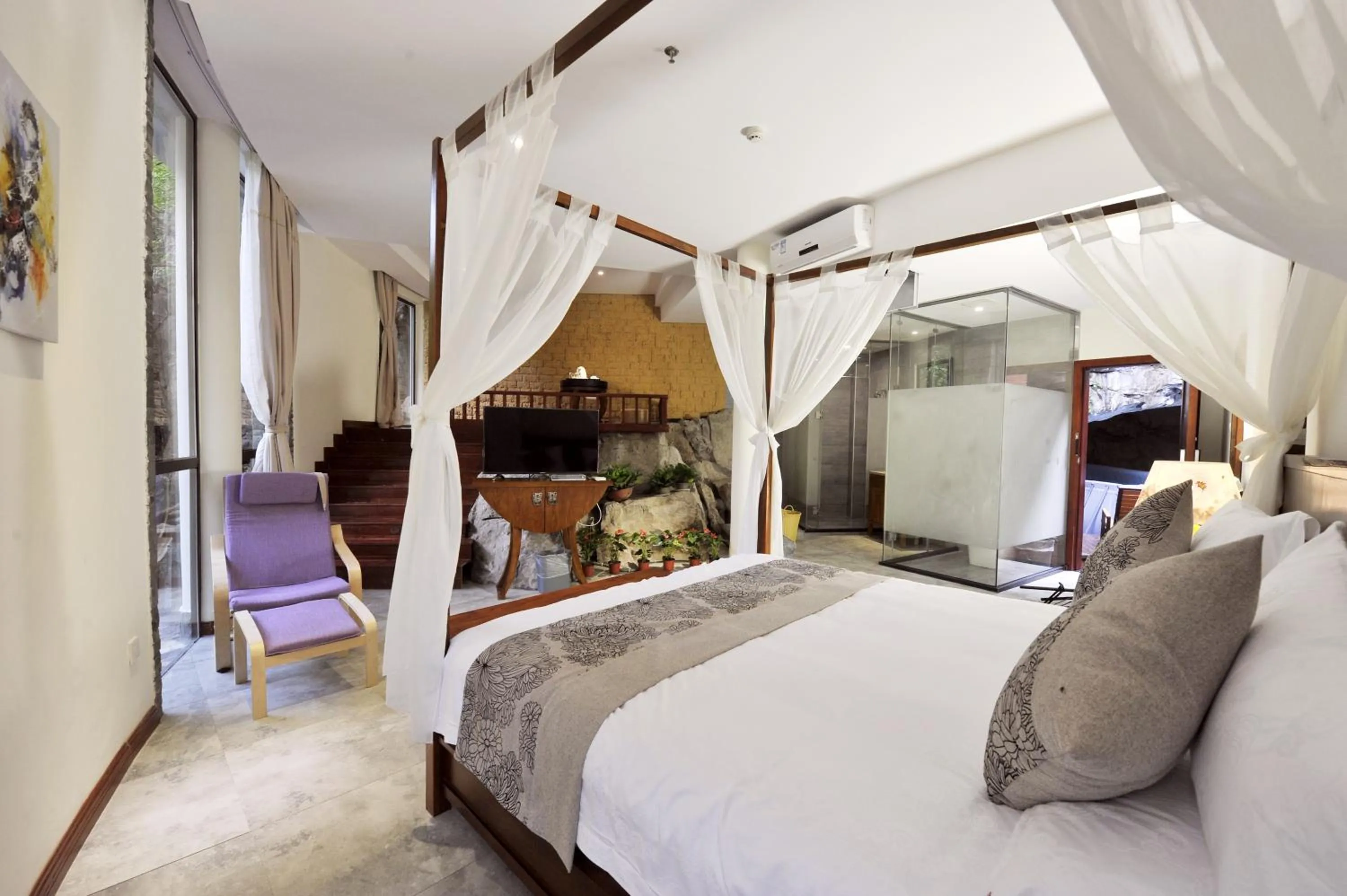 Bathroom, Bed in Guilin Crystal Crescent Moon Hotel