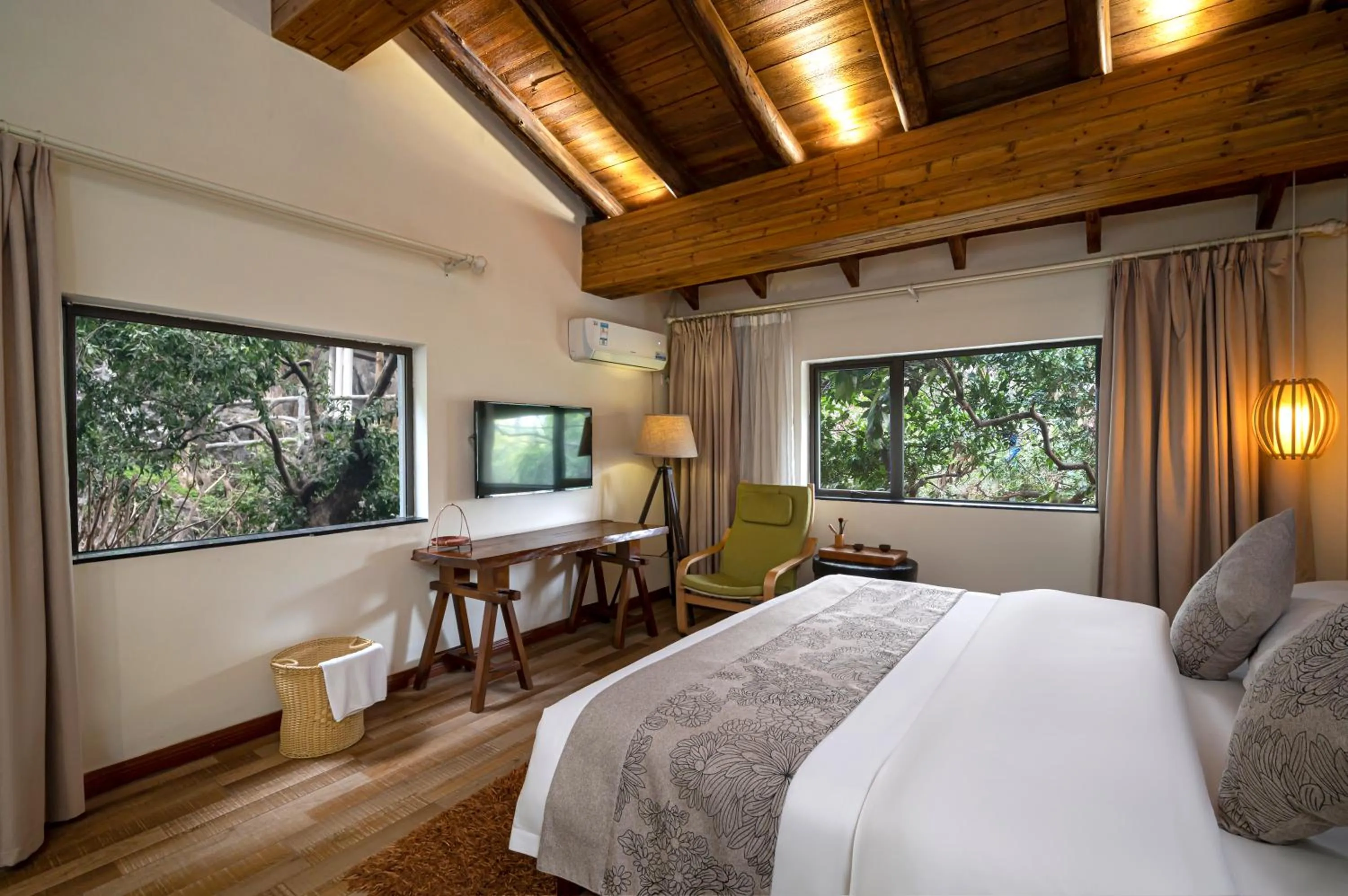 Bed in Guilin Crystal Crescent Moon Hotel