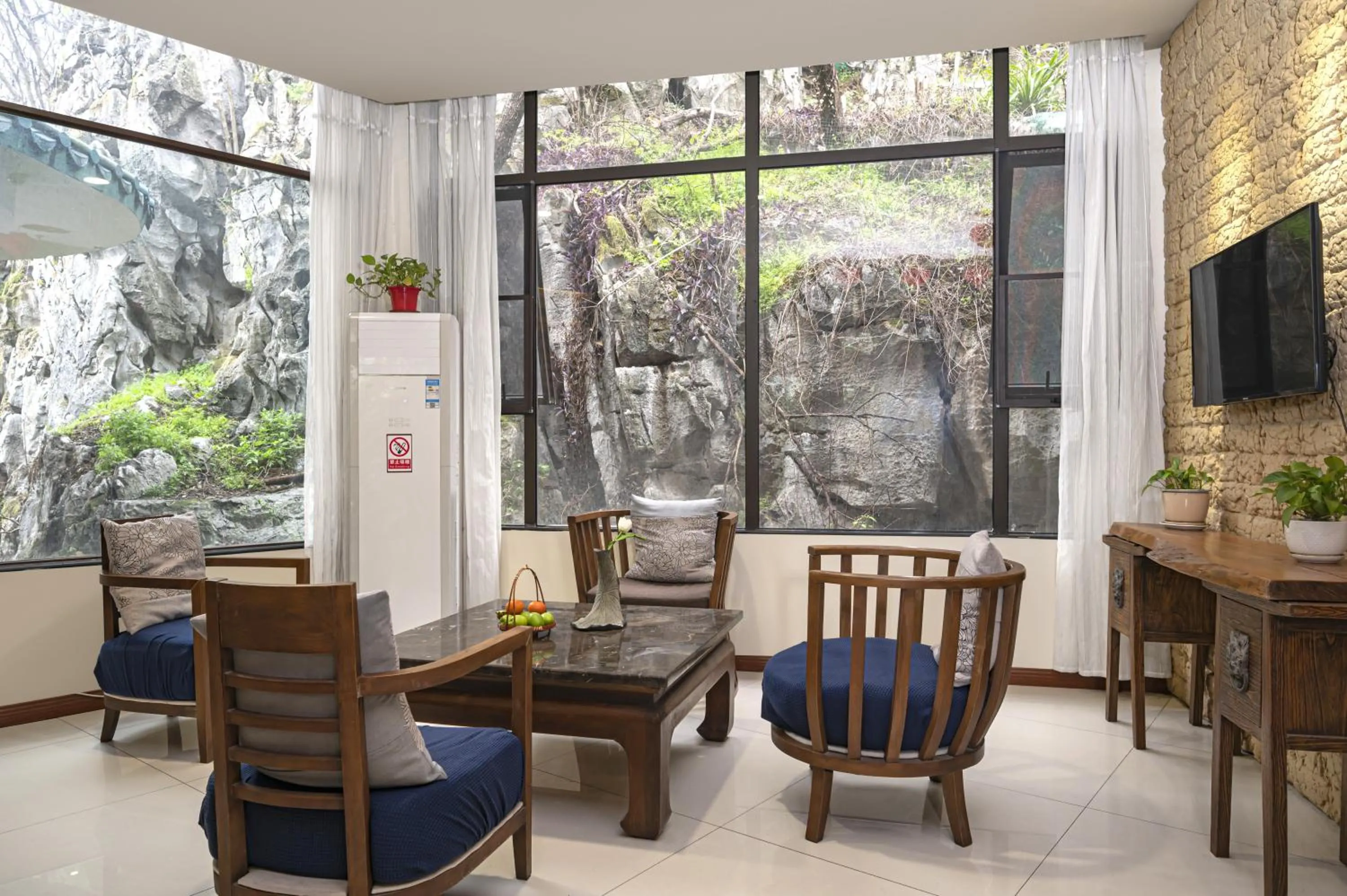 Communal lounge/ TV room in Guilin Crystal Crescent Moon Hotel