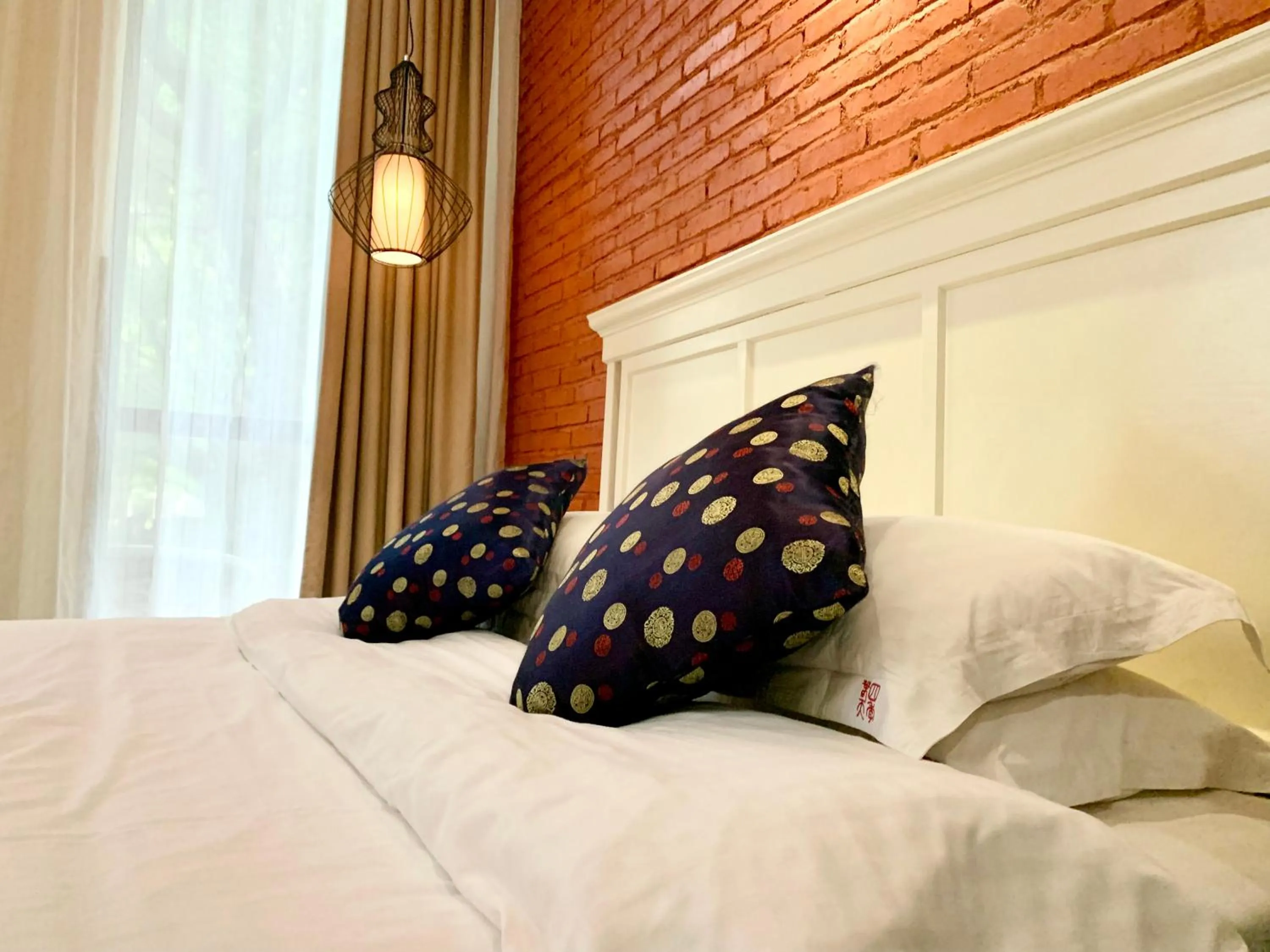 Bed in Guilin Crystal Crescent Moon Hotel