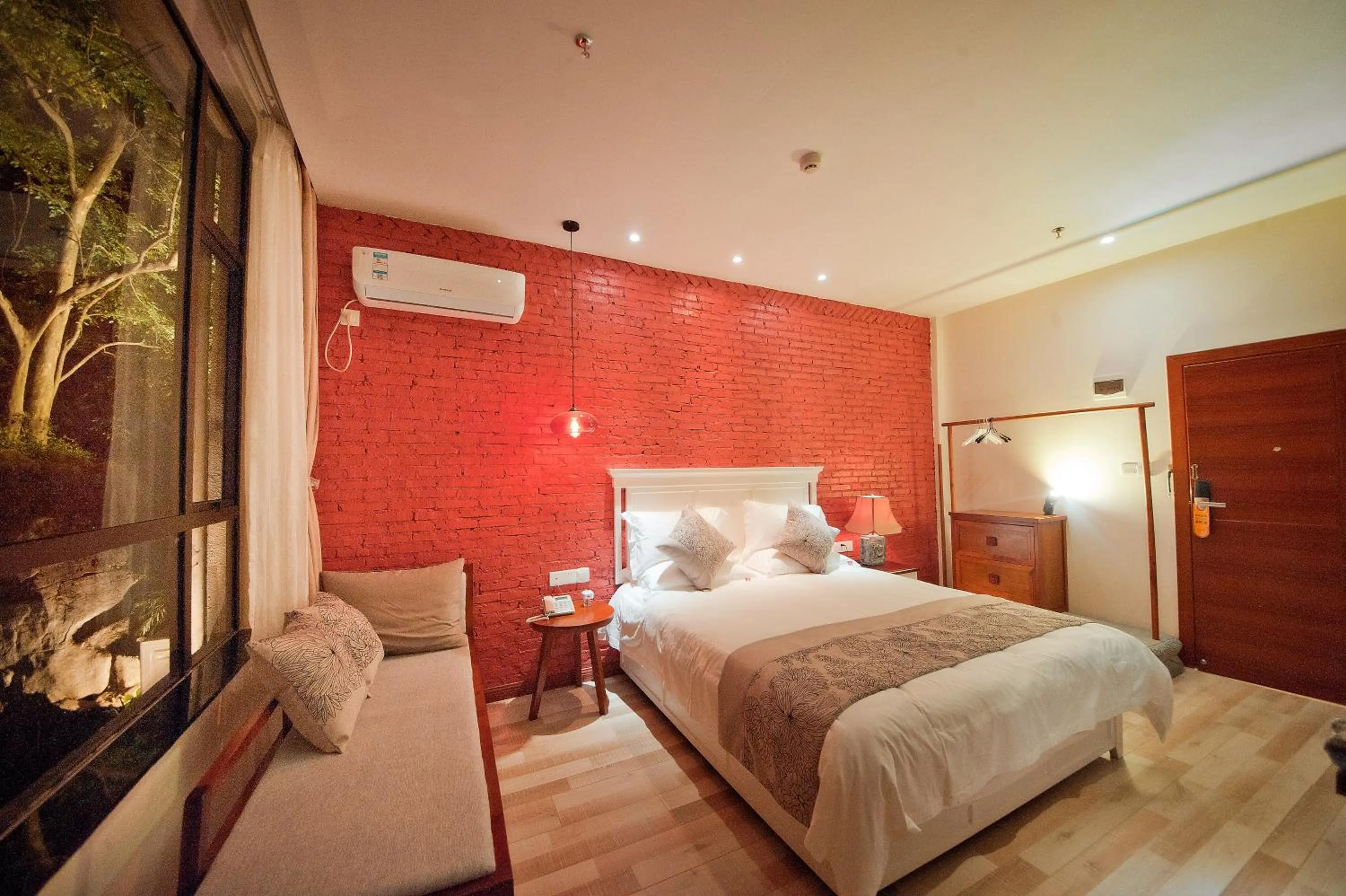 Bed in Guilin Crystal Crescent Moon Hotel