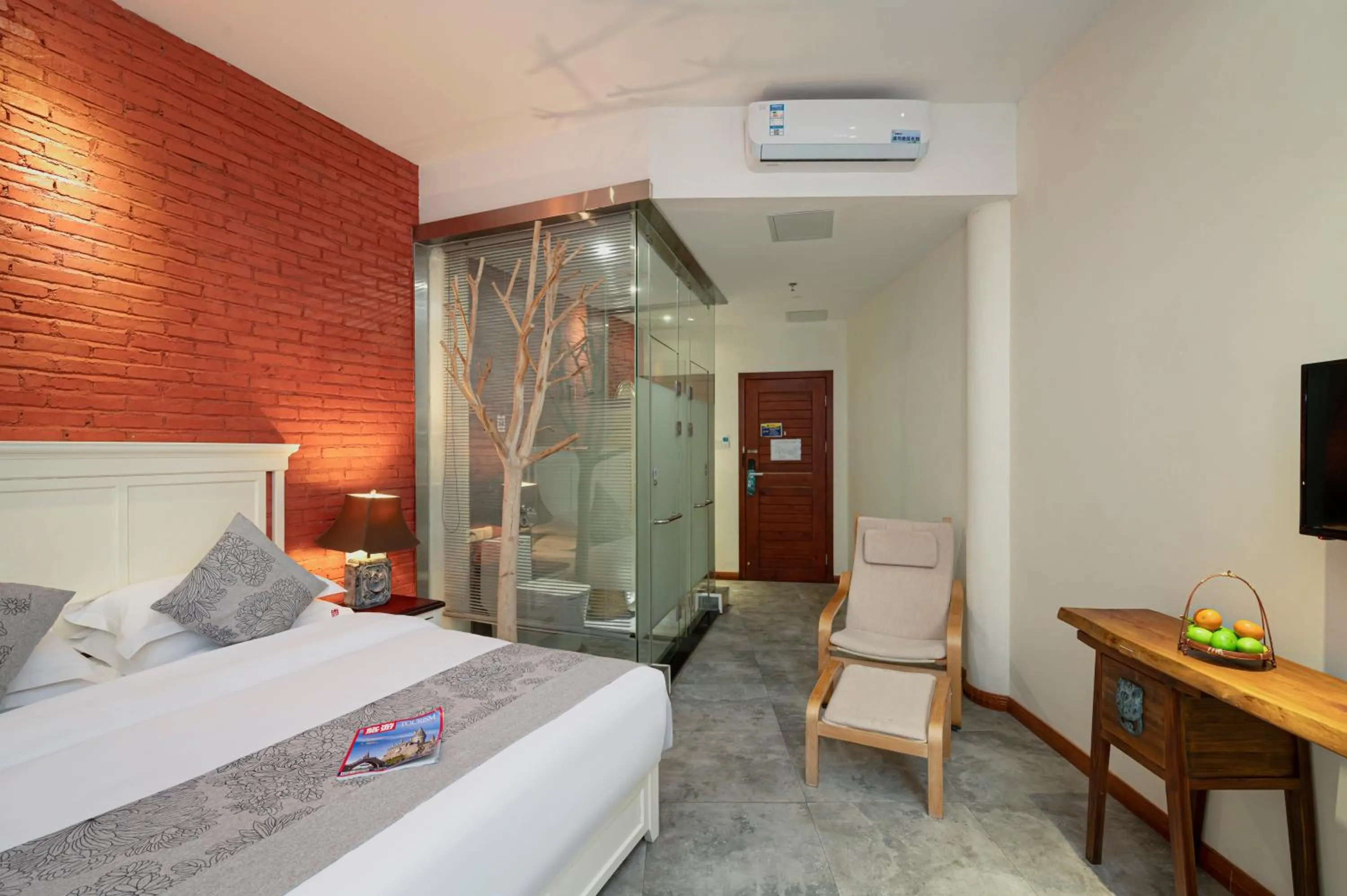 Bed in Guilin Crystal Crescent Moon Hotel