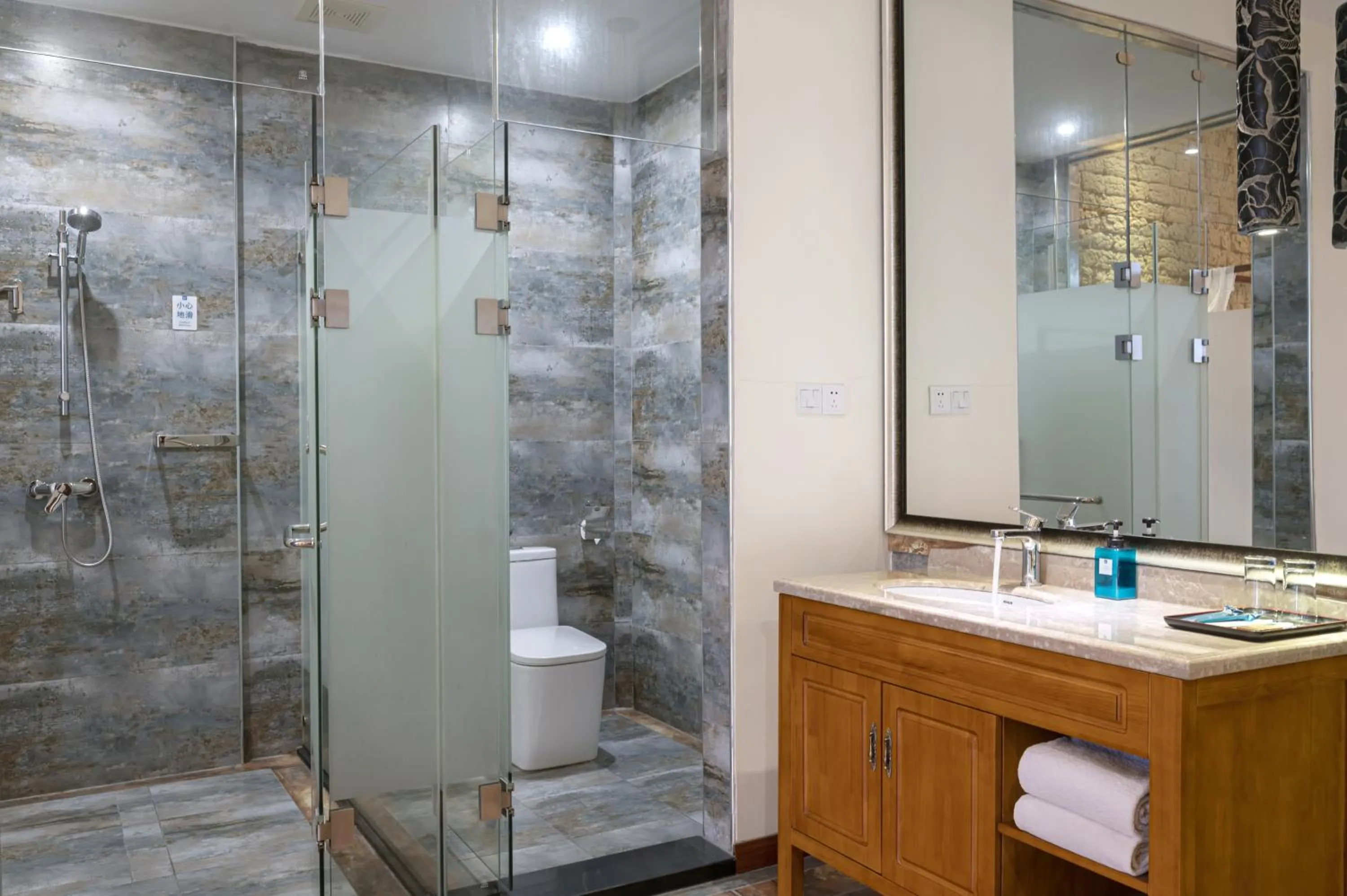 Shower in Guilin Crystal Crescent Moon Hotel