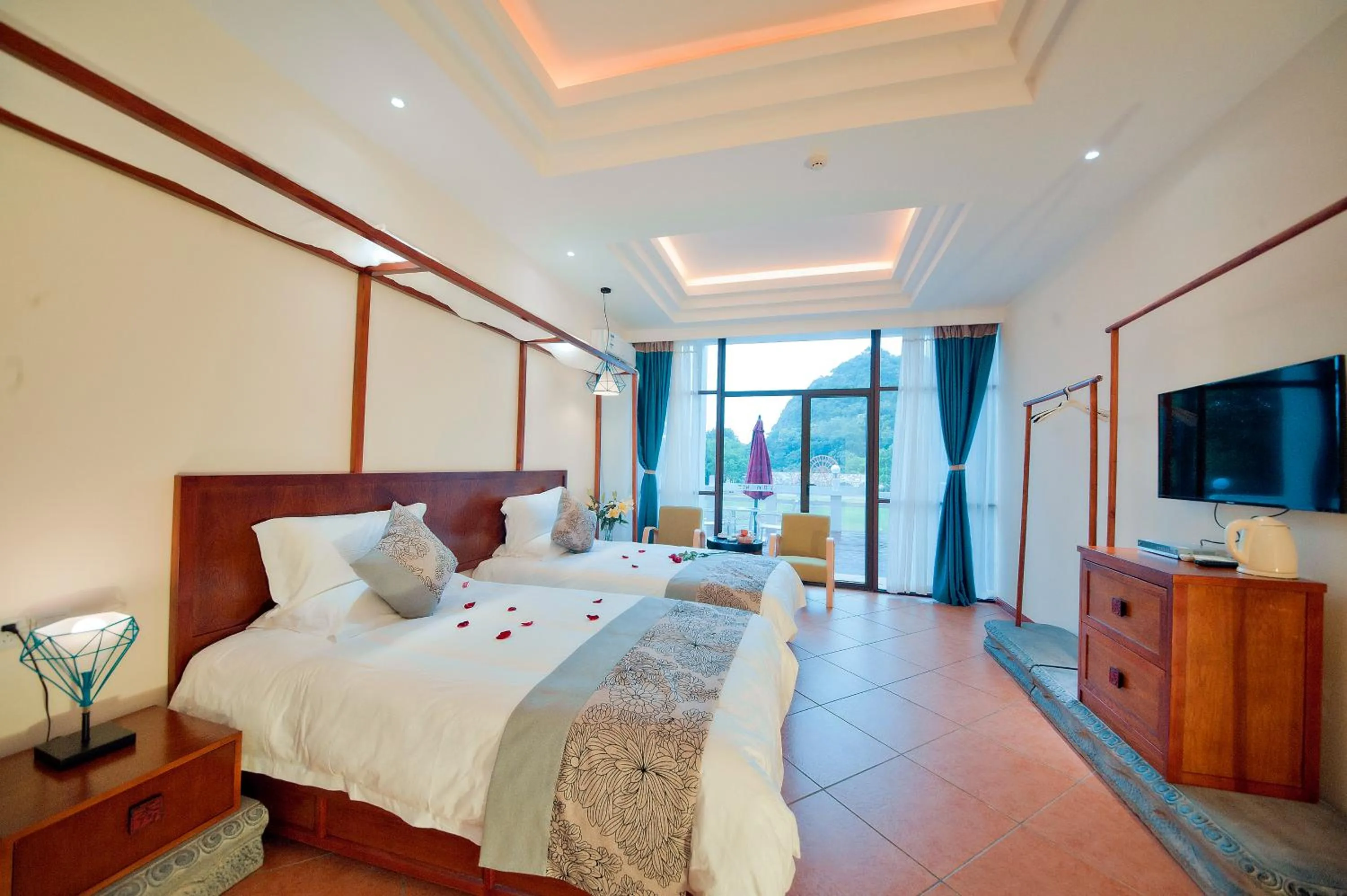 View (from property/room), Bed in Guilin Crystal Crescent Moon Hotel