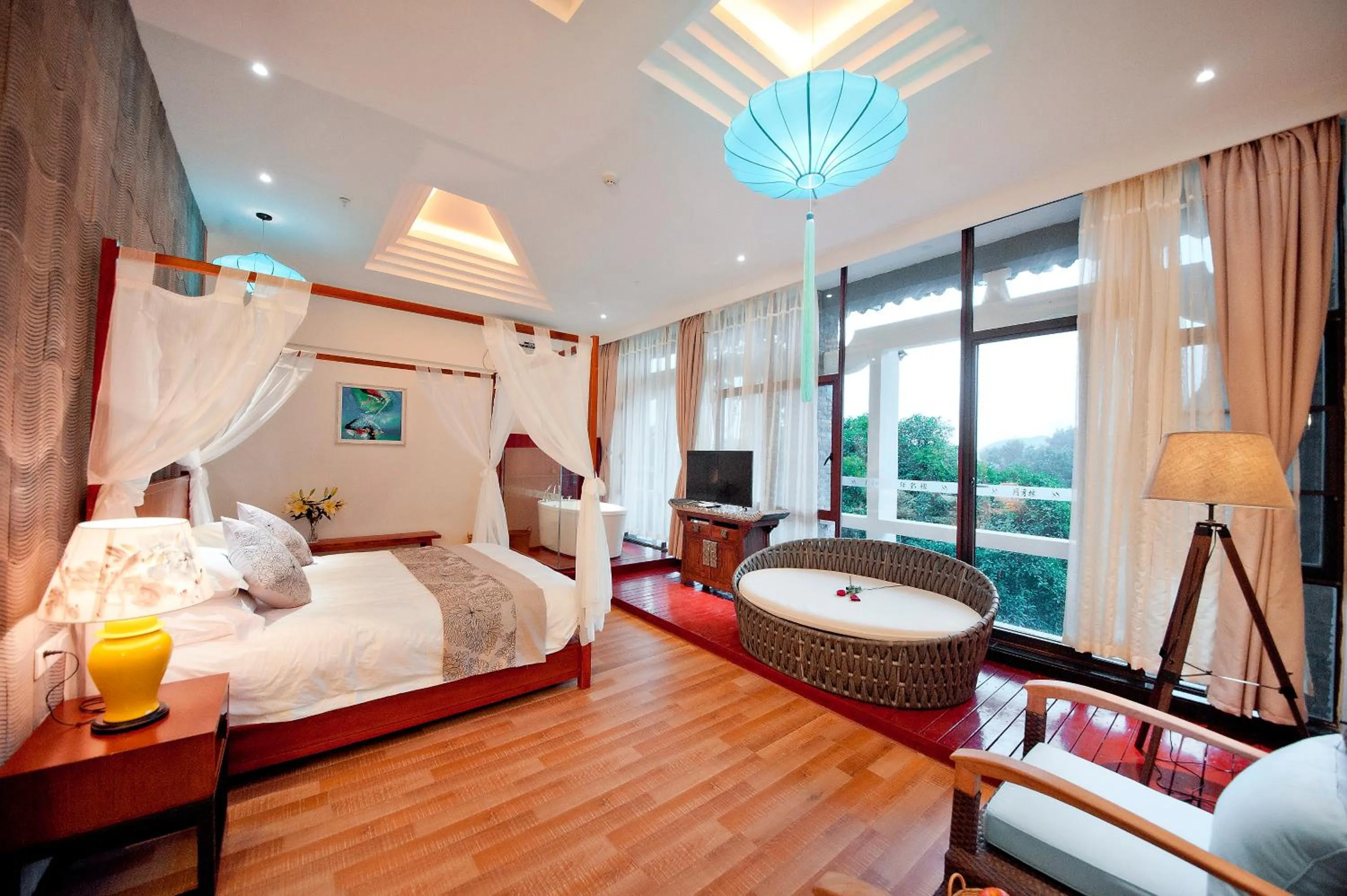 Photo of the whole room, Bed in Guilin Crystal Crescent Moon Hotel
