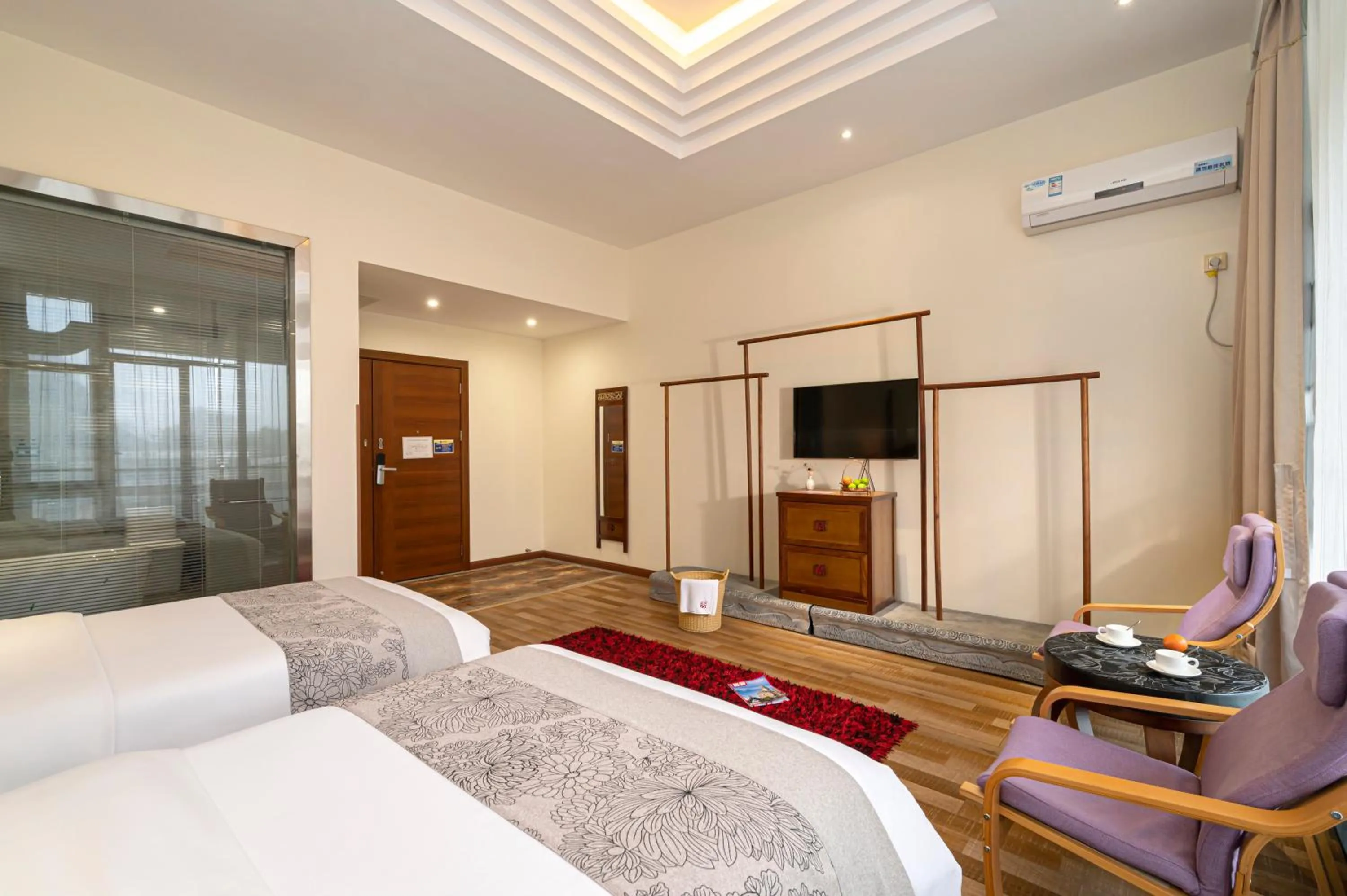 Bed in Guilin Crystal Crescent Moon Hotel