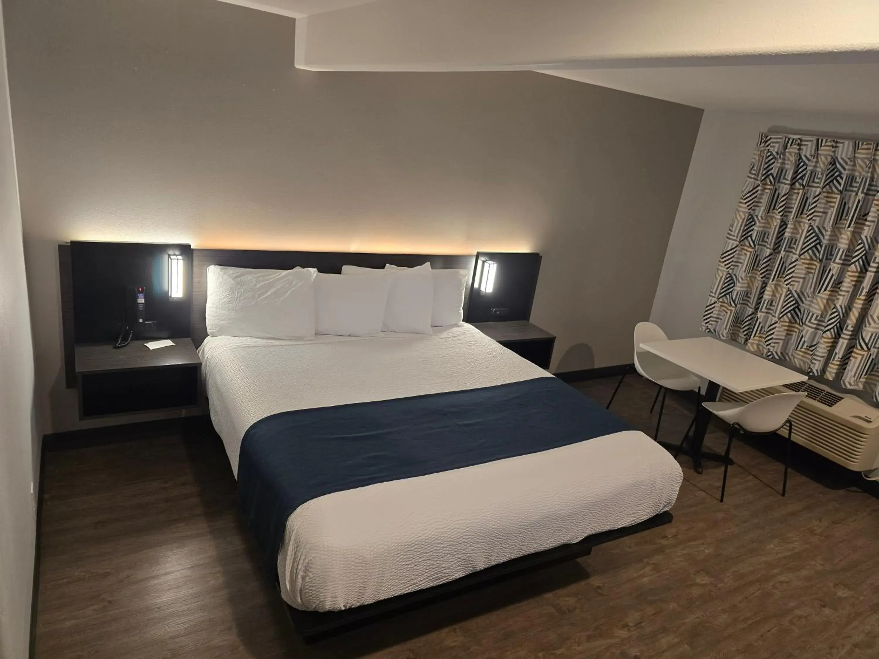 Bedroom, Bed in Motel 6 Los Angeles, CA - Downtown Bedroom, Bed in Motel 6 Los Angeles, CA - Downtown