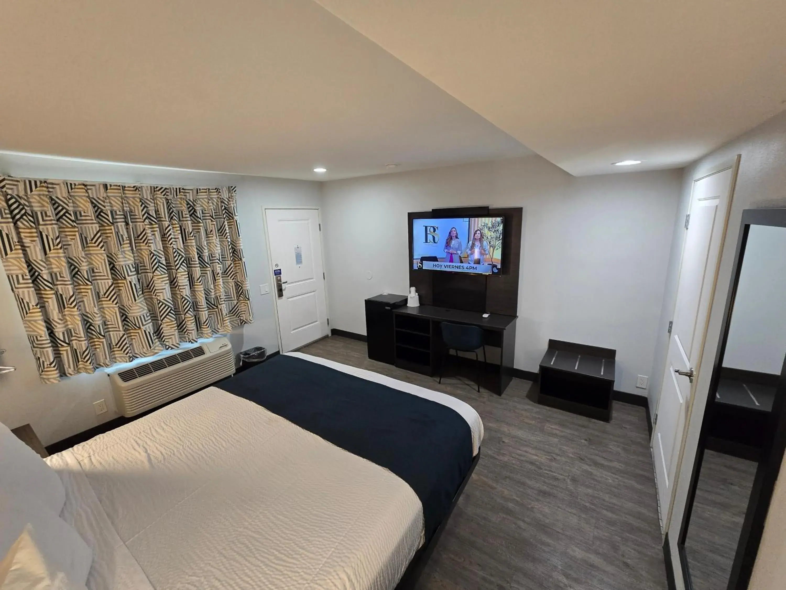 King Room with Roll-in Shower - single occupancy - Disability Access - Non-Smoking in Motel 6 Los Angeles, CA - Downtown King Room with Roll-in Shower - single occupancy - Disability Access - Non-Smoking in Motel 6 Los Angeles, CA - Downtown