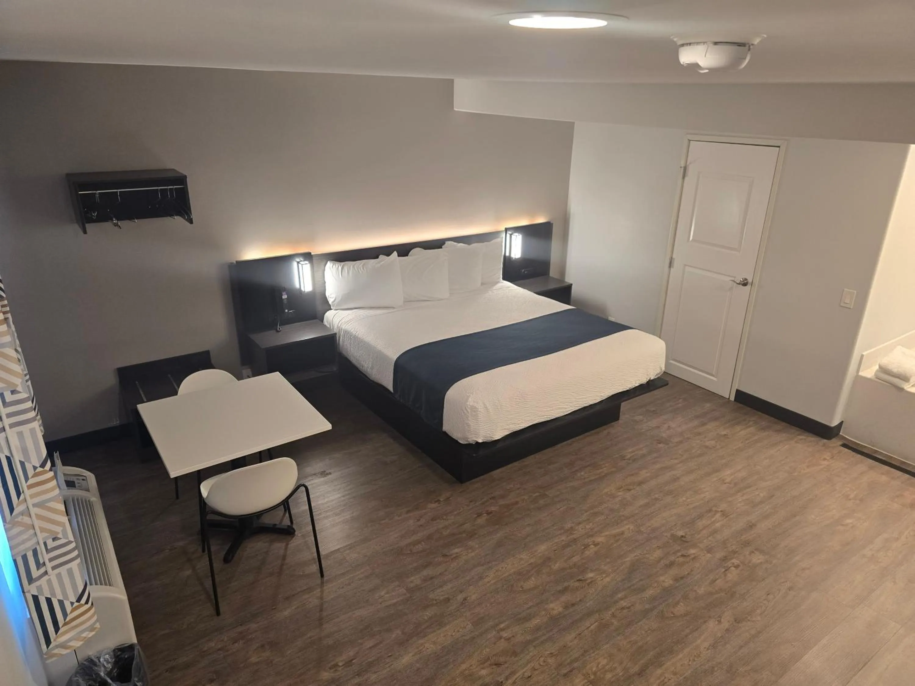 Bedroom, Bed in Motel 6 Los Angeles, CA - Downtown