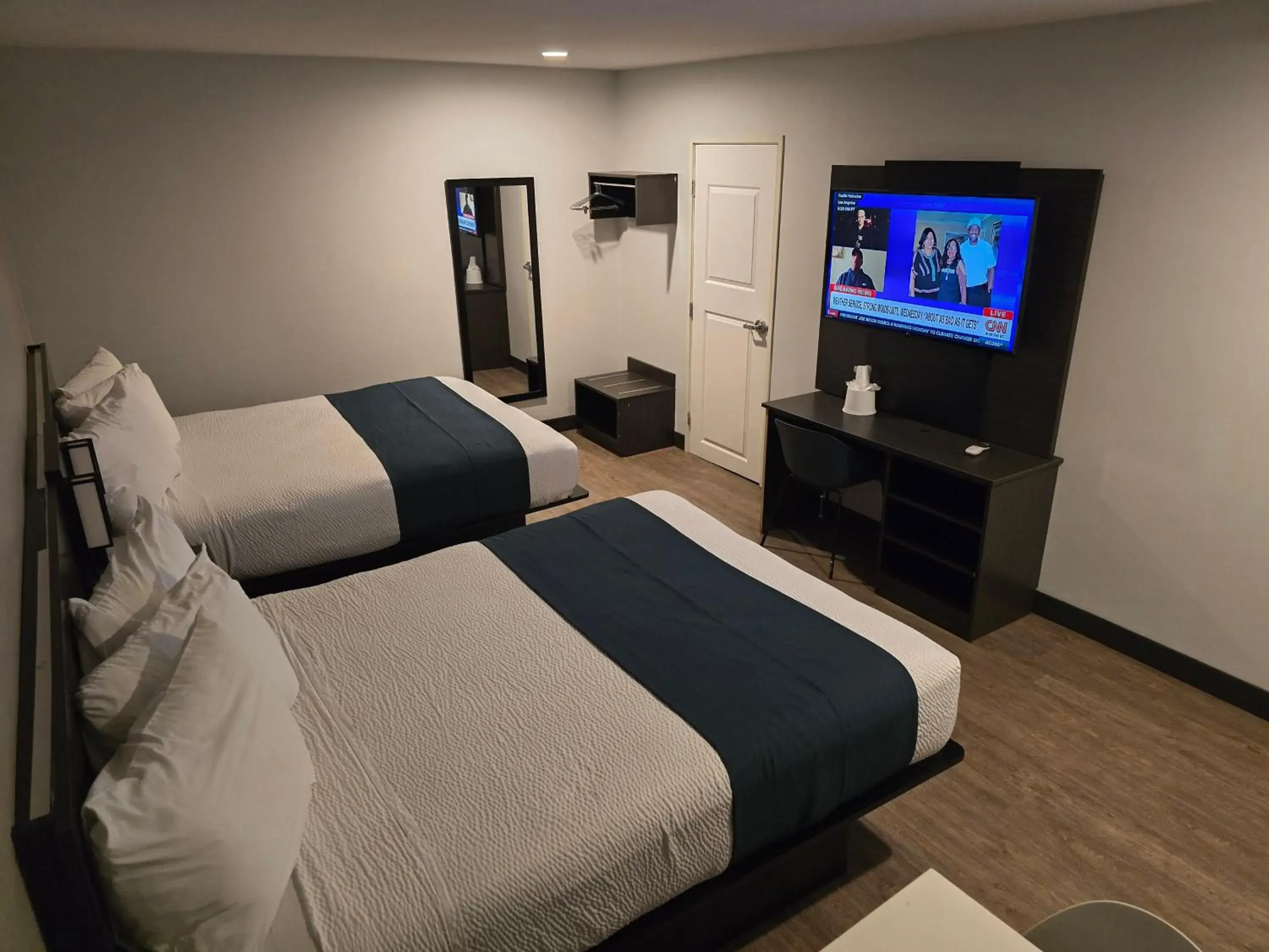 Queen Room with Two Queen Beds - single occupancy - Non-Smoking in Motel 6 Los Angeles, CA - Downtown Queen Room with Two Queen Beds - single occupancy - Non-Smoking in Motel 6 Los Angeles, CA - Downtown