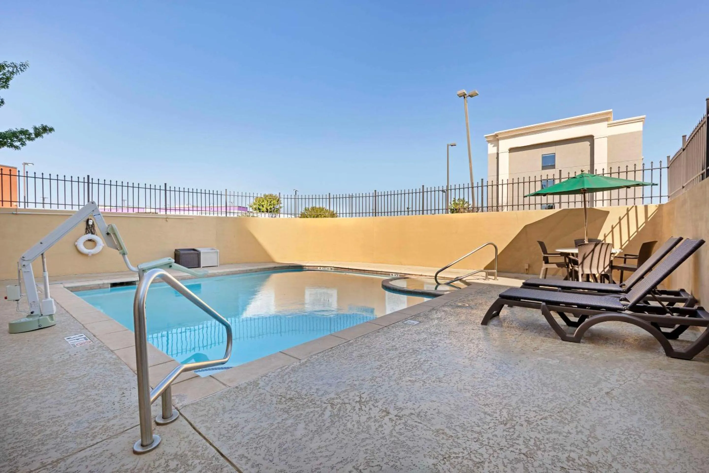 Swimming pool in Comfort Suites West Dallas - Cockrell Hill