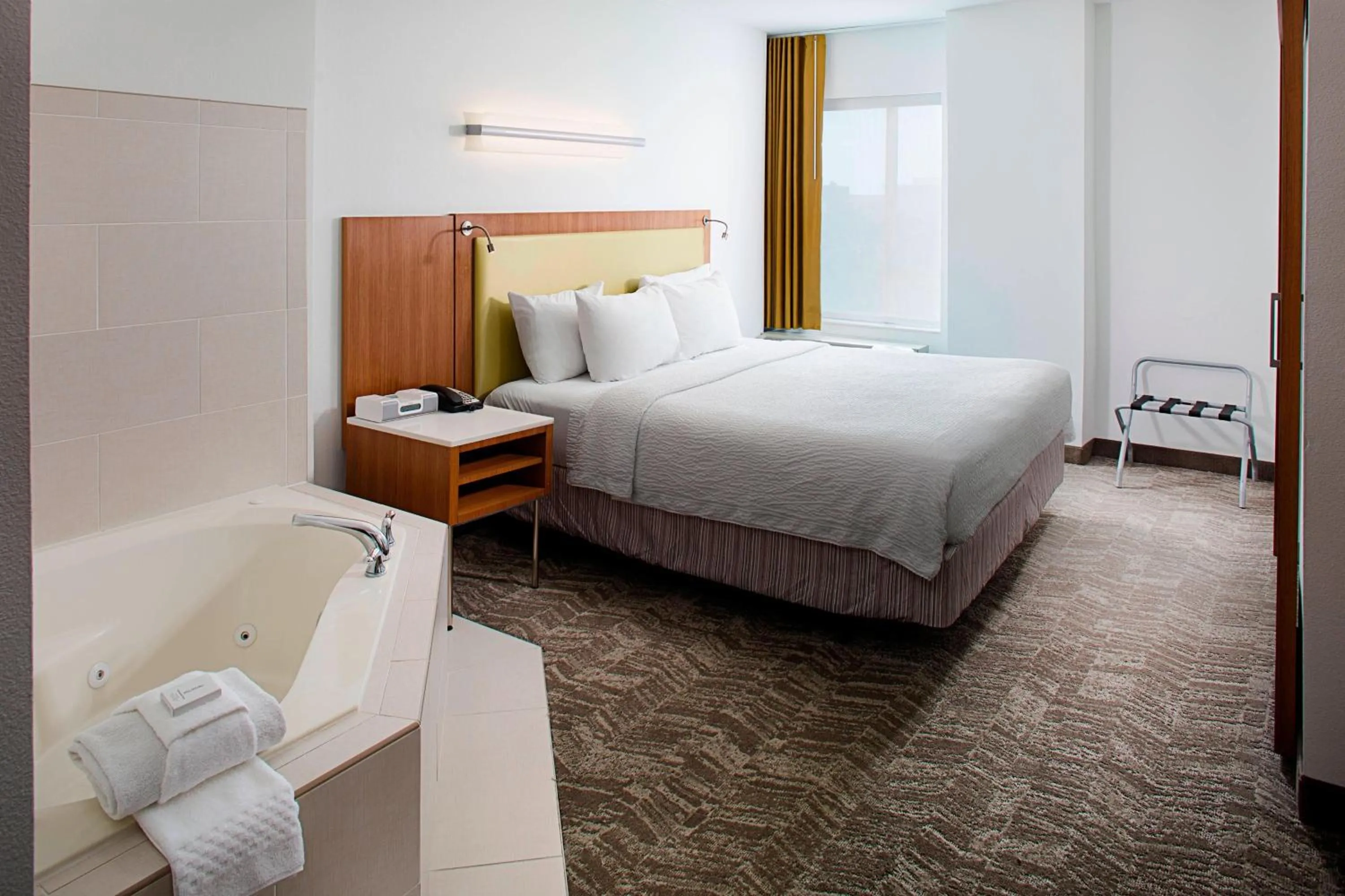 Swimming pool, Bed in Springhill Suites by Marriott Savannah Downtown Historic District