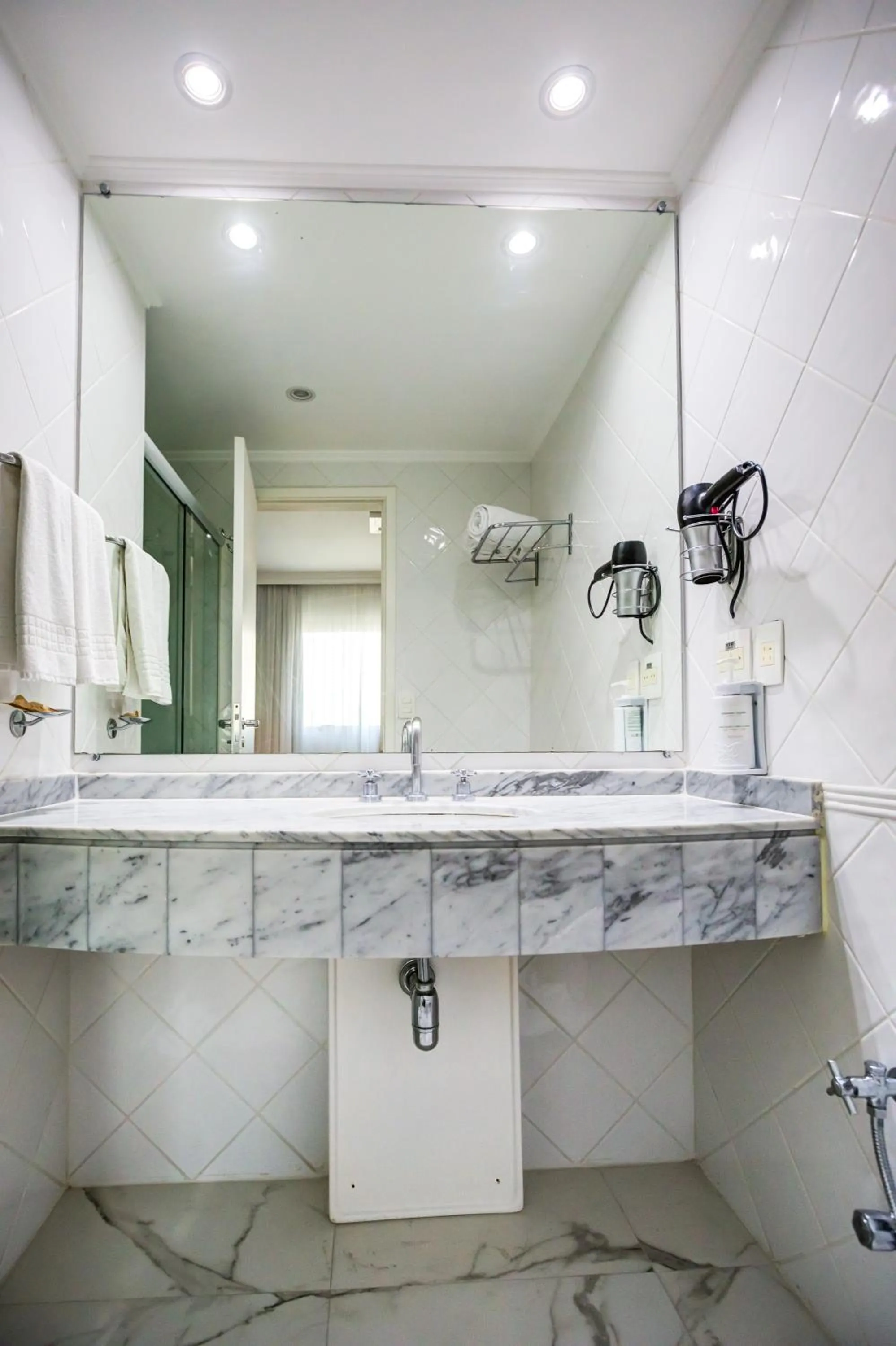 Bathroom in Quality Suítes Oscar Freire