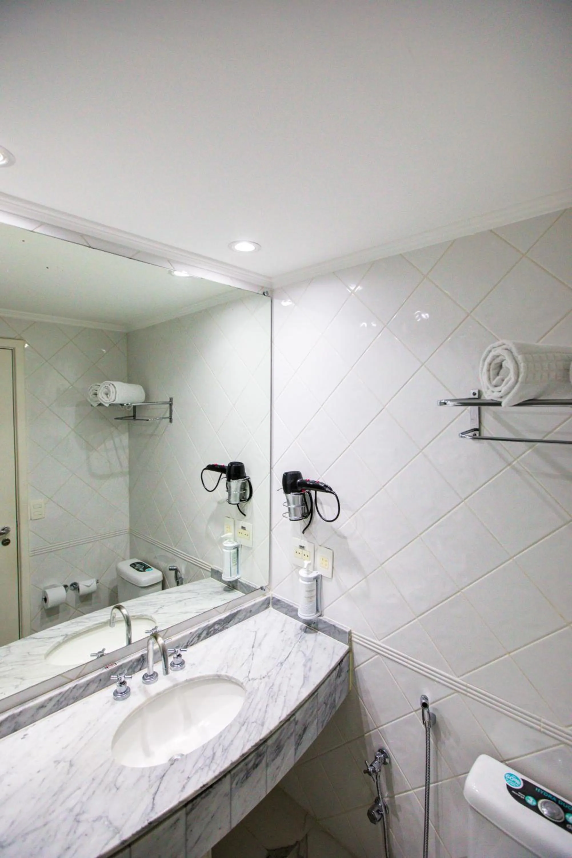 Bathroom in Quality Suítes Oscar Freire