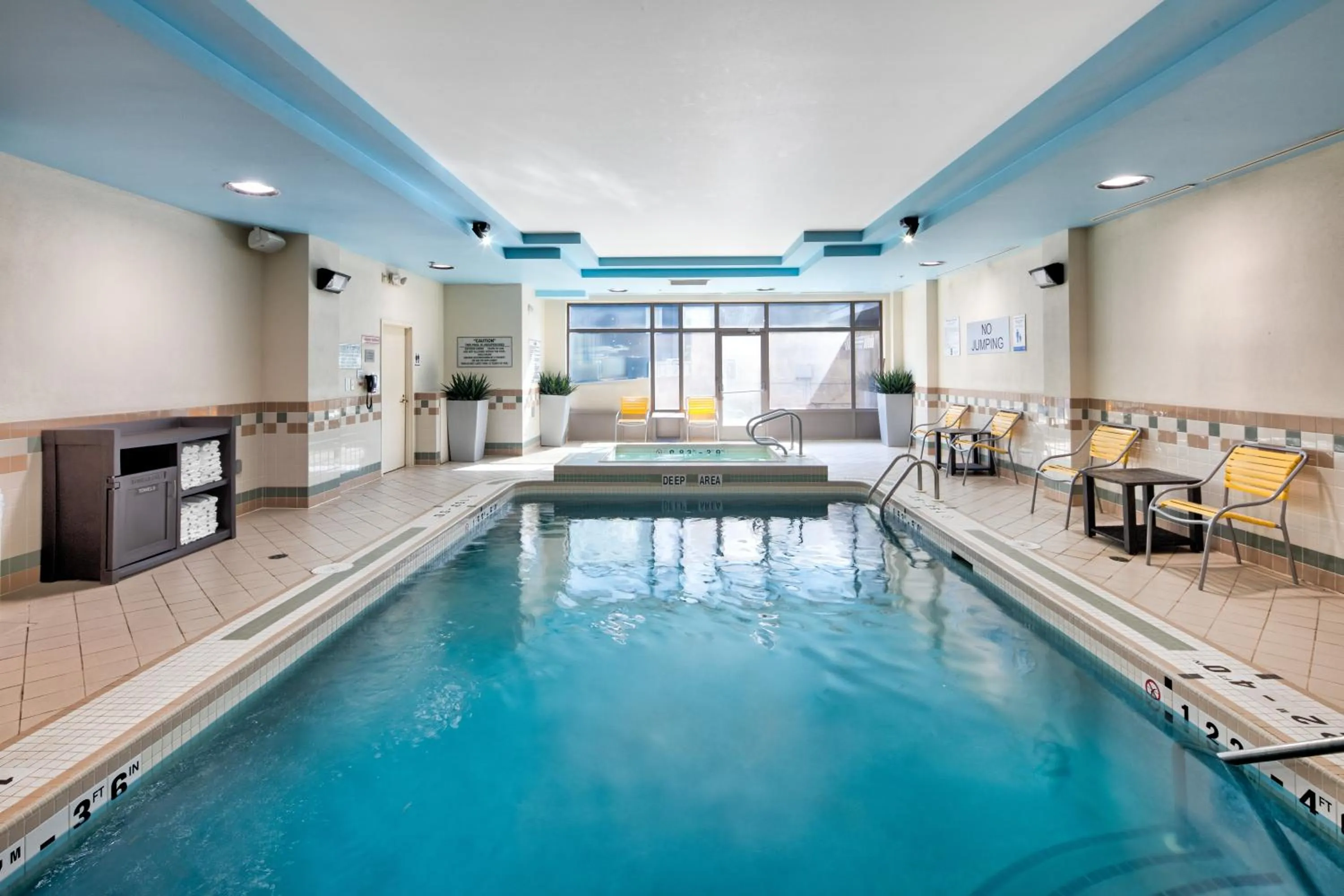 Swimming pool in Fairfield Inn & Suites by Marriott Toronto Airport