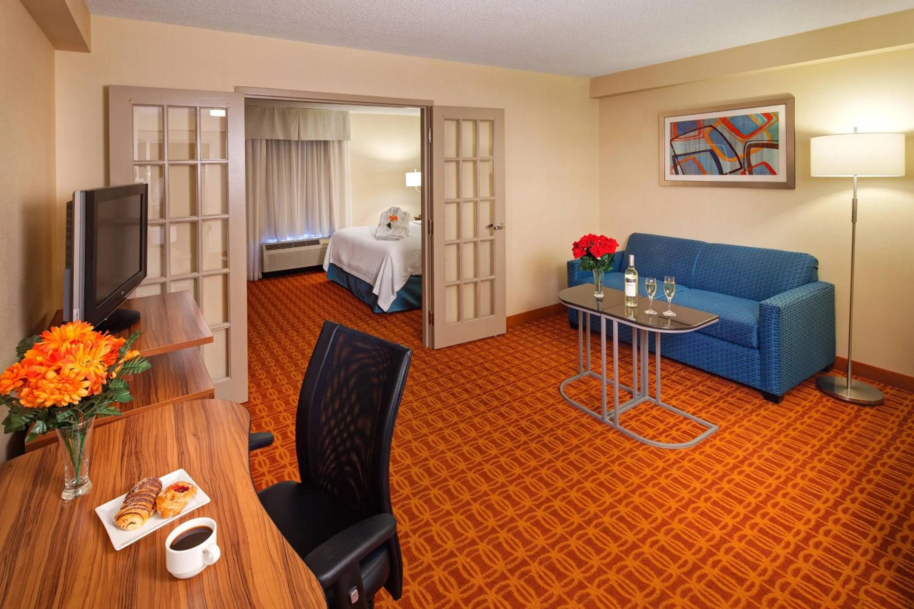 Bedroom, Bed in Fairfield Inn & Suites by Marriott Toronto Airport