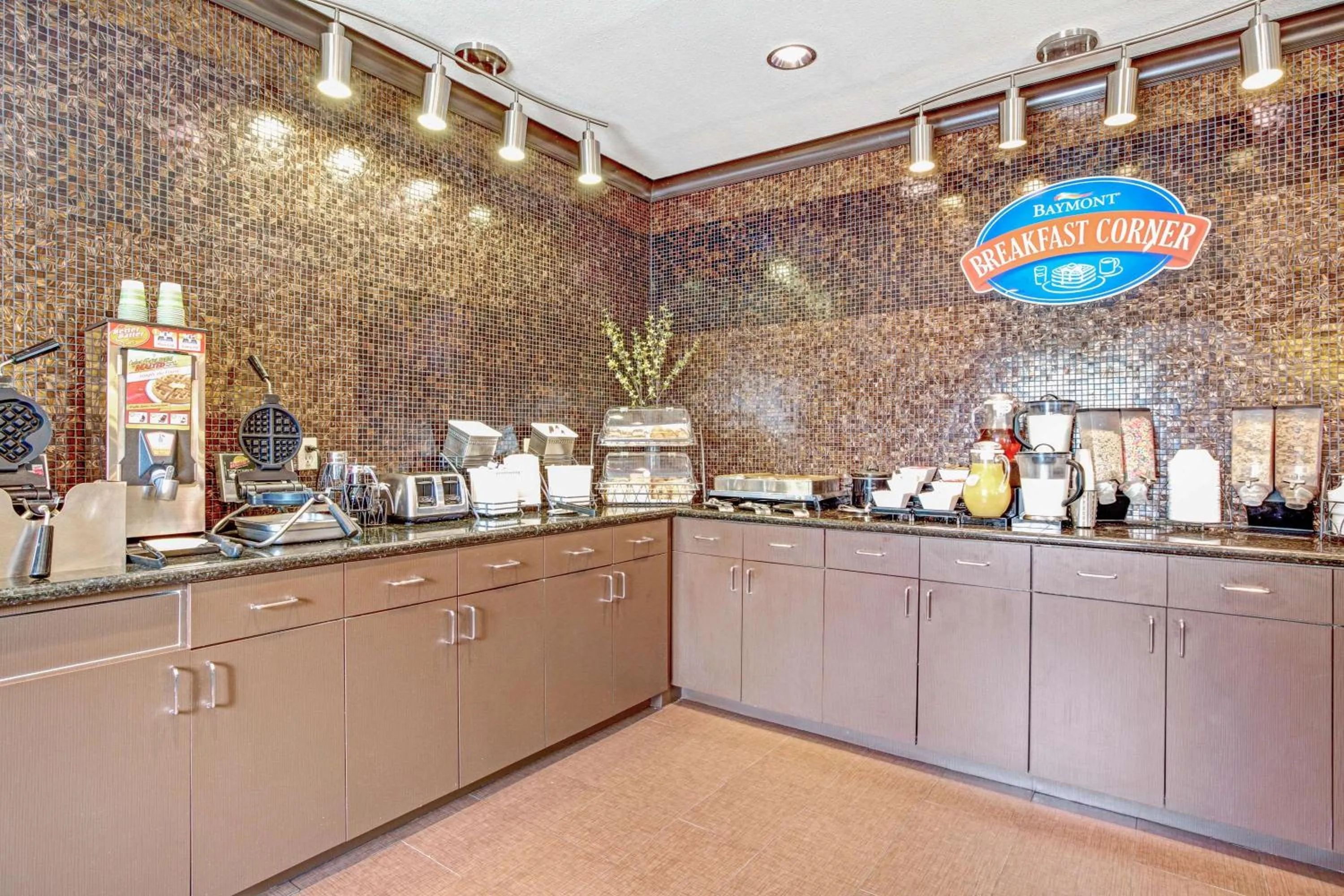 Restaurant/places to eat in Baymont by Wyndham Dallas/ Love Field