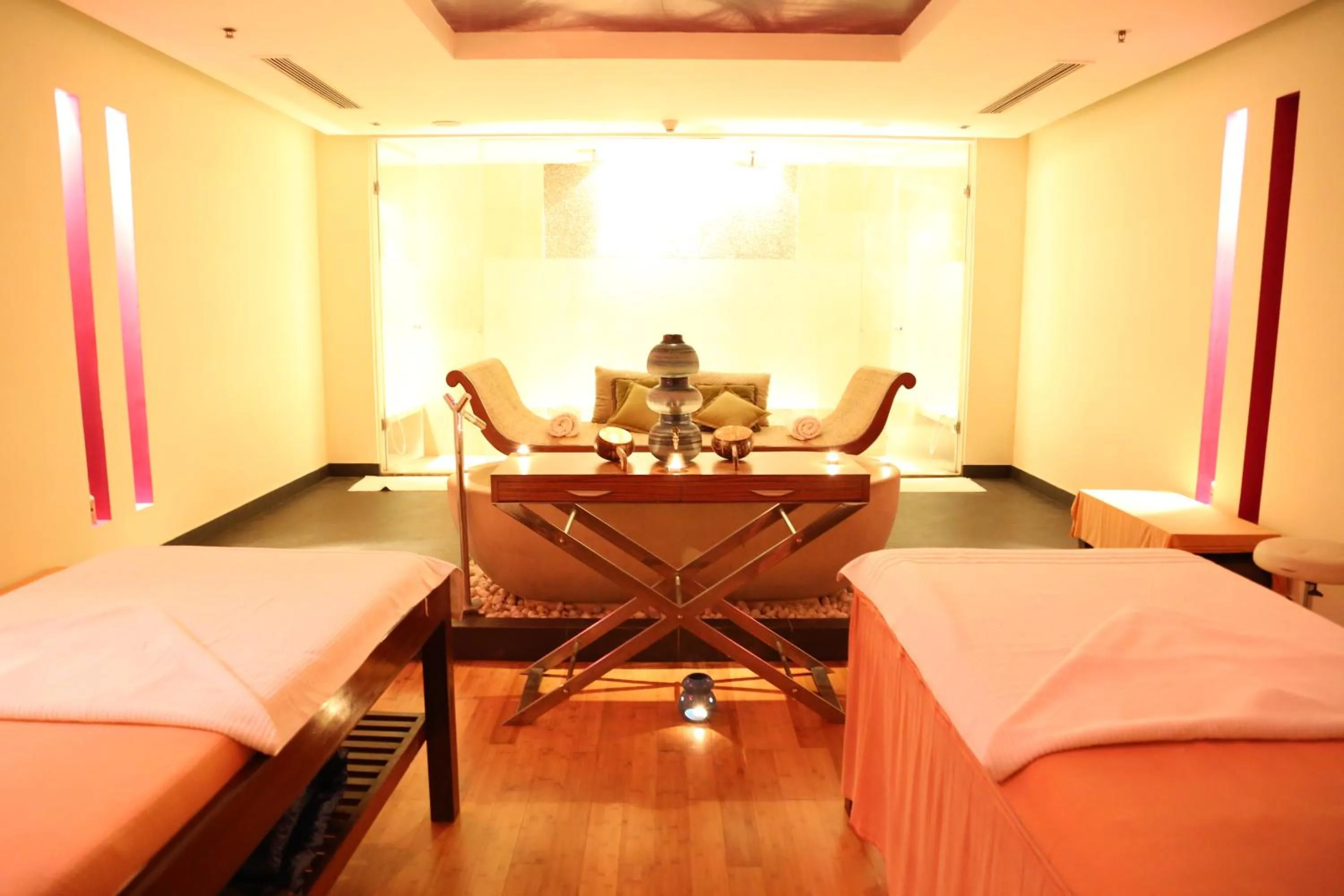 Spa and wellness centre/facilities, Bed in JW Marriott Mumbai Juhu