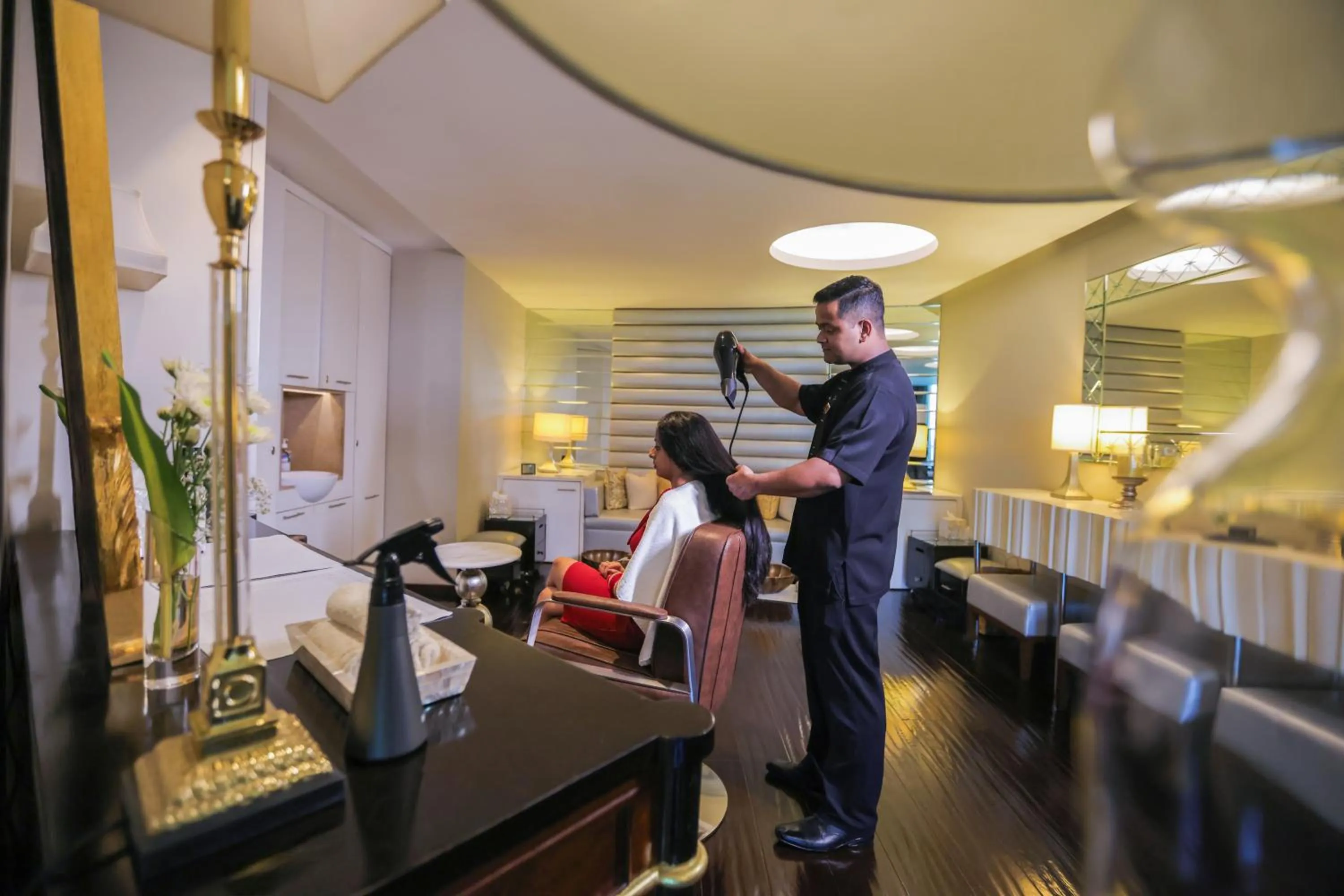hair dresser in The Leela Palace New Delhi