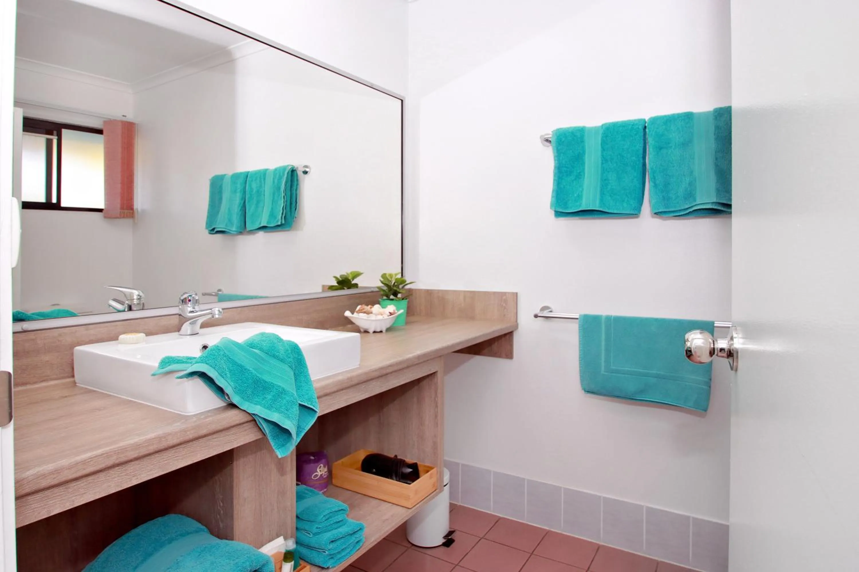 Bathroom, Bed in Sea Spray Motel - Merimbula