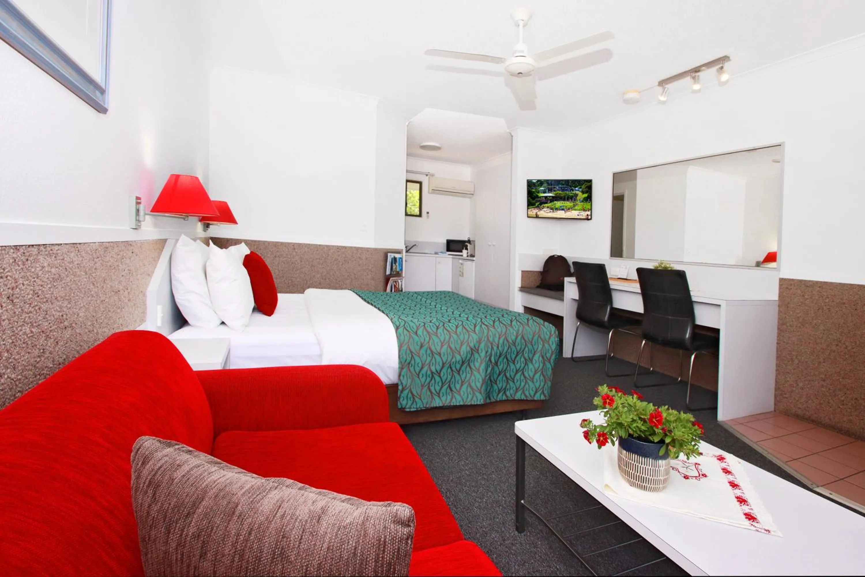 Photo of the whole room, Bed in Sea Spray Motel - Merimbula