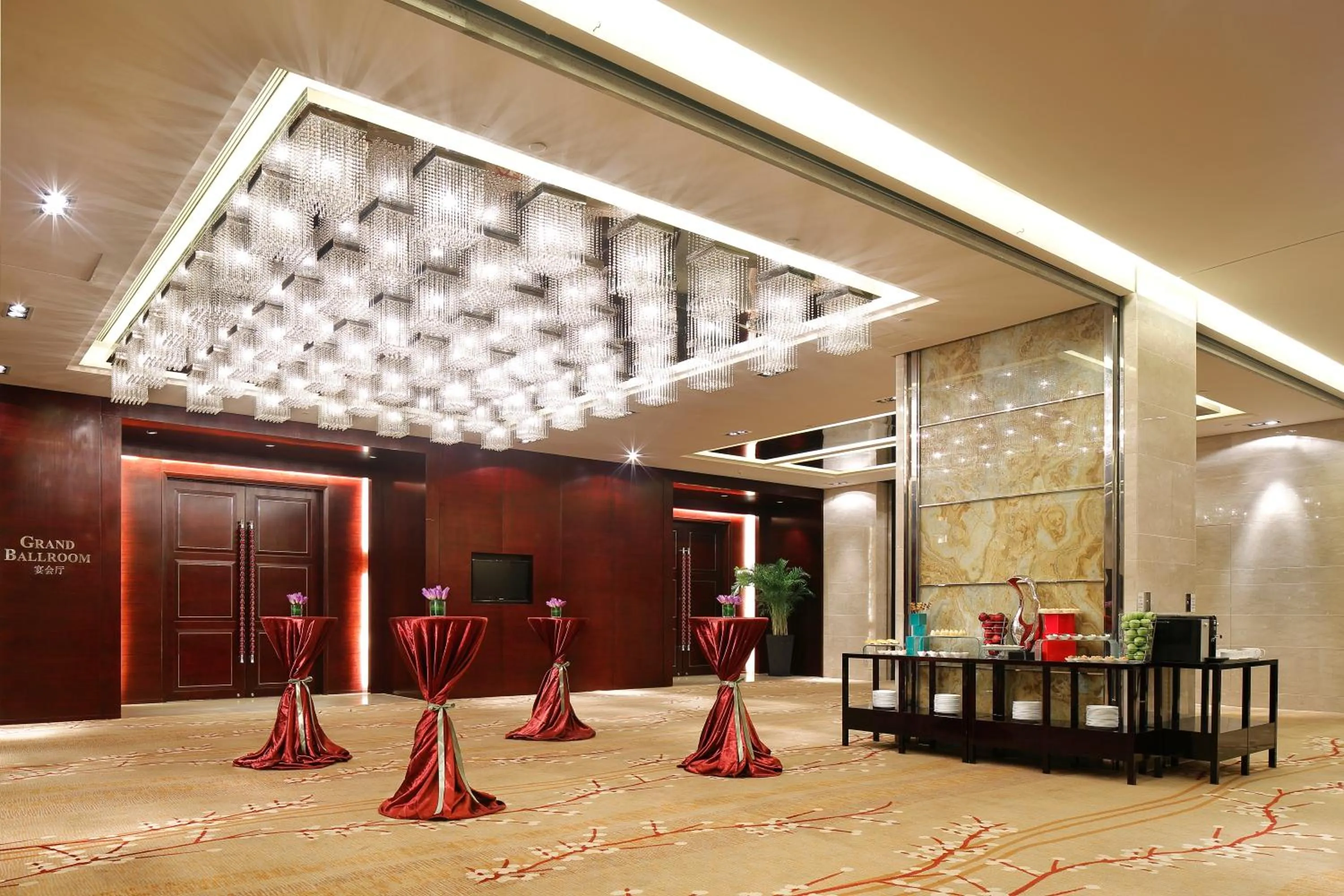 Banquet/Function facilities in The QUBE Hotel Shanghai -Close to Pudong International Airport and Disney Land
