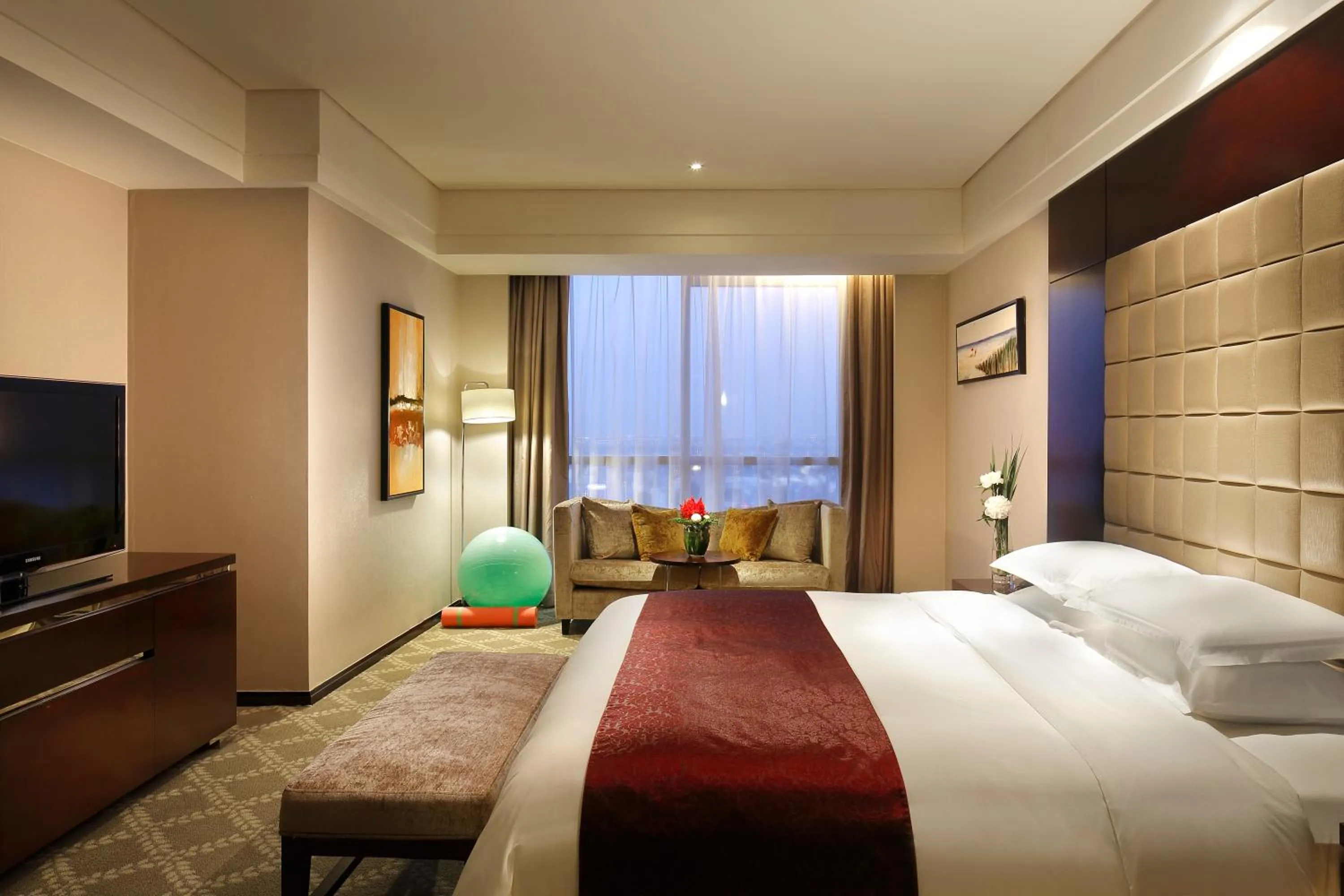 Bed in The QUBE Hotel Shanghai -Close to Pudong International Airport and Disney Land