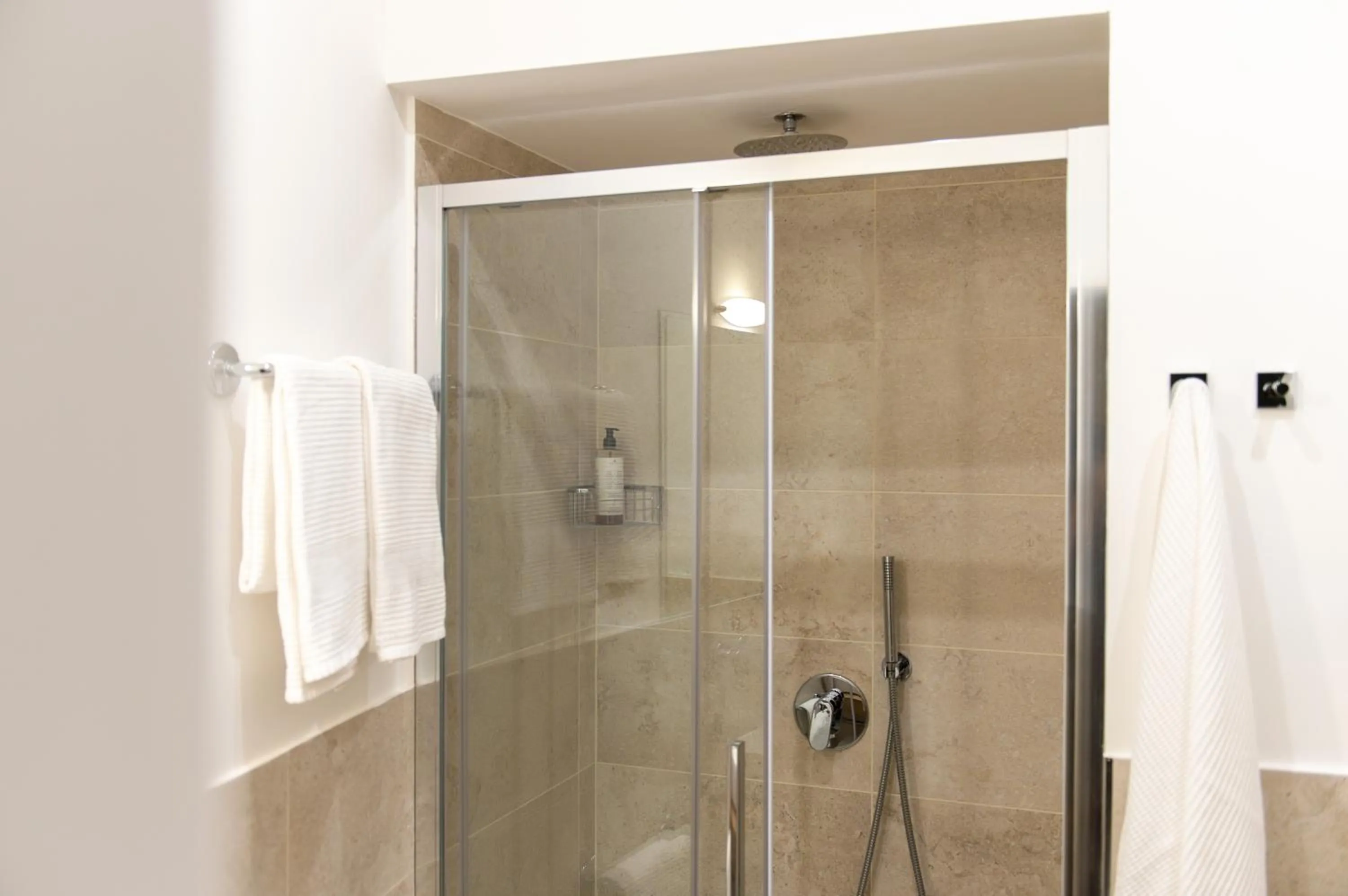 Shower in Hotel Minerva