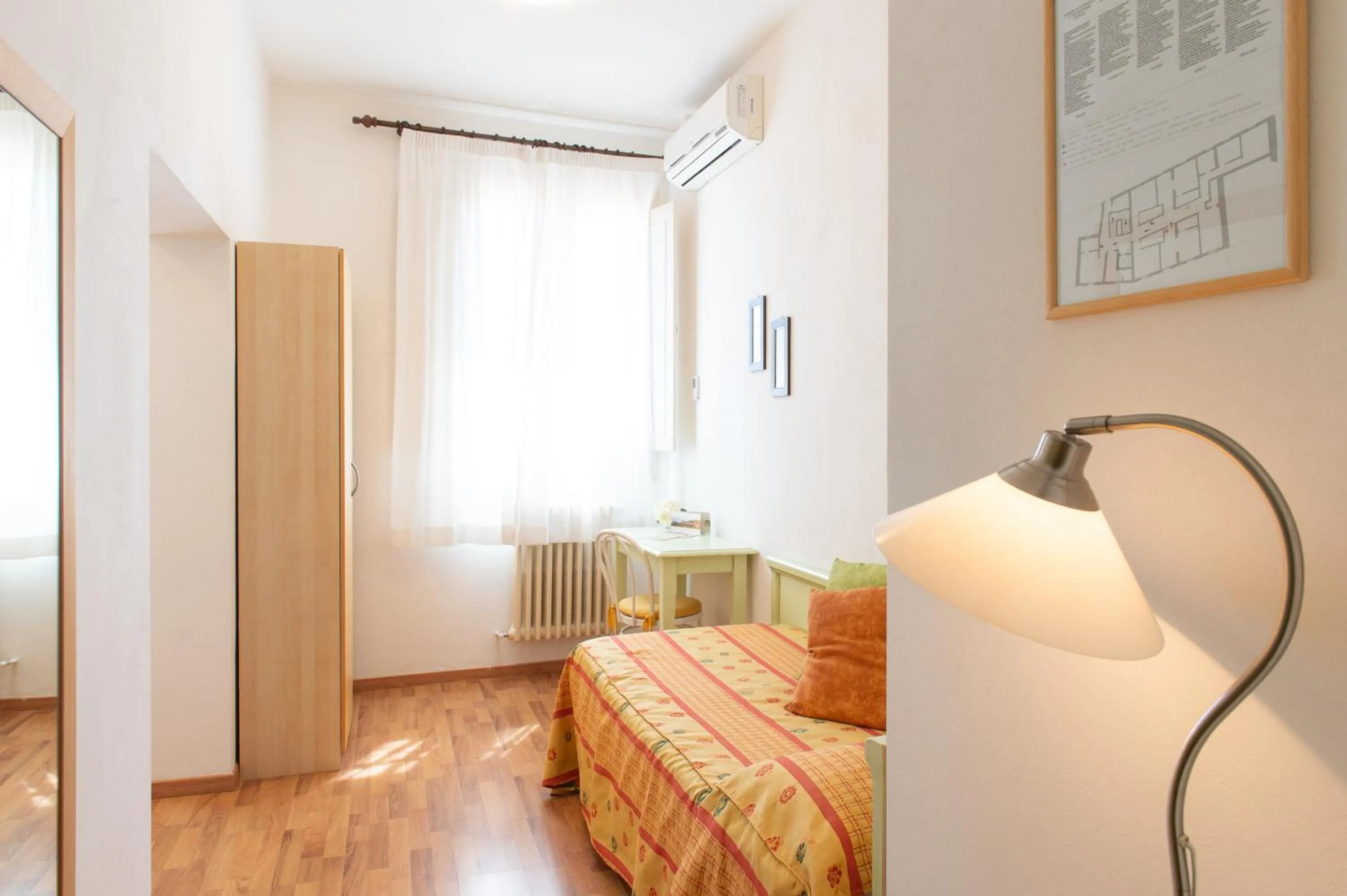 View (from property/room), Bed in Hotel Minerva