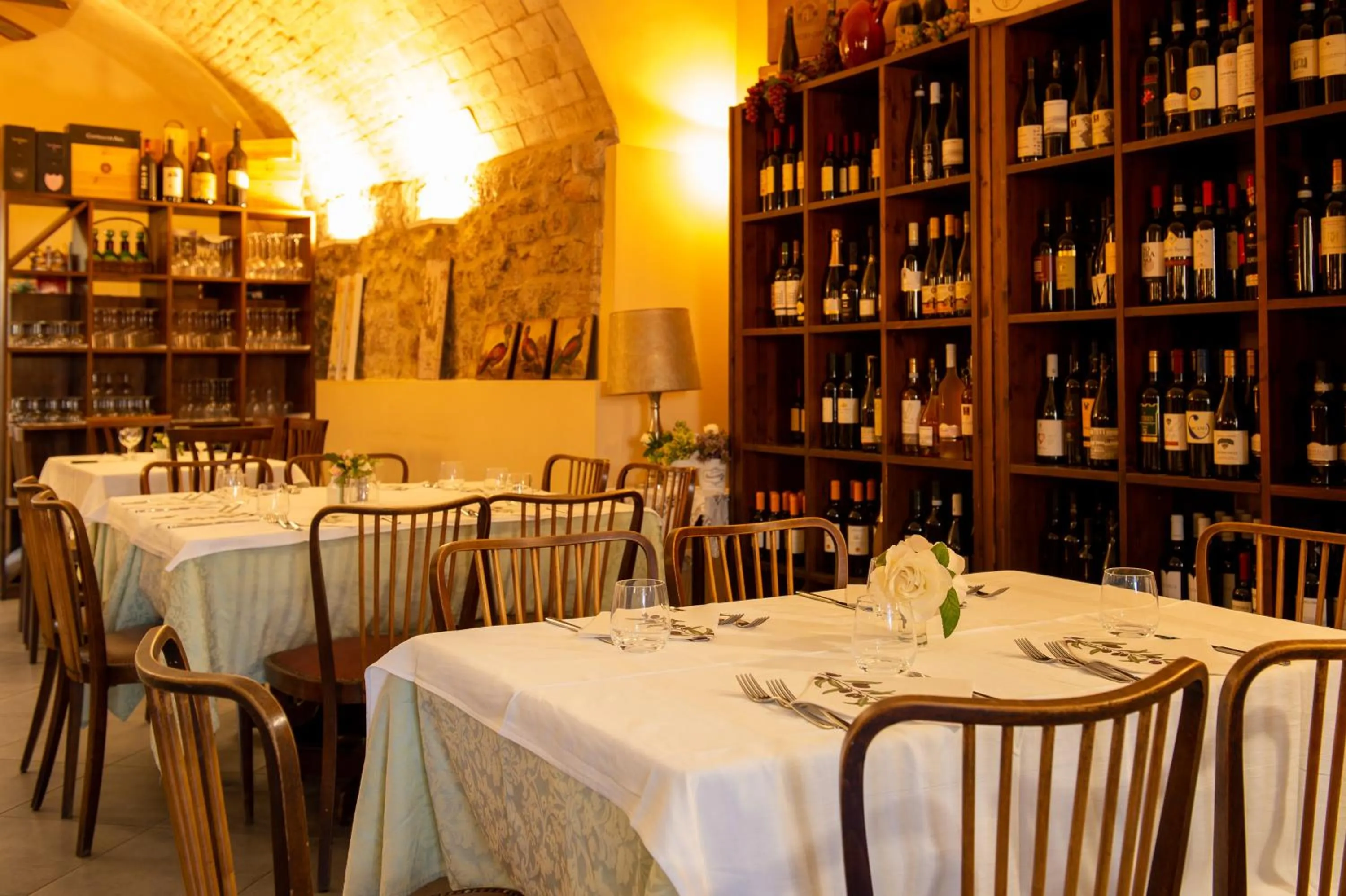 Restaurant/places to eat in Hotel Minerva