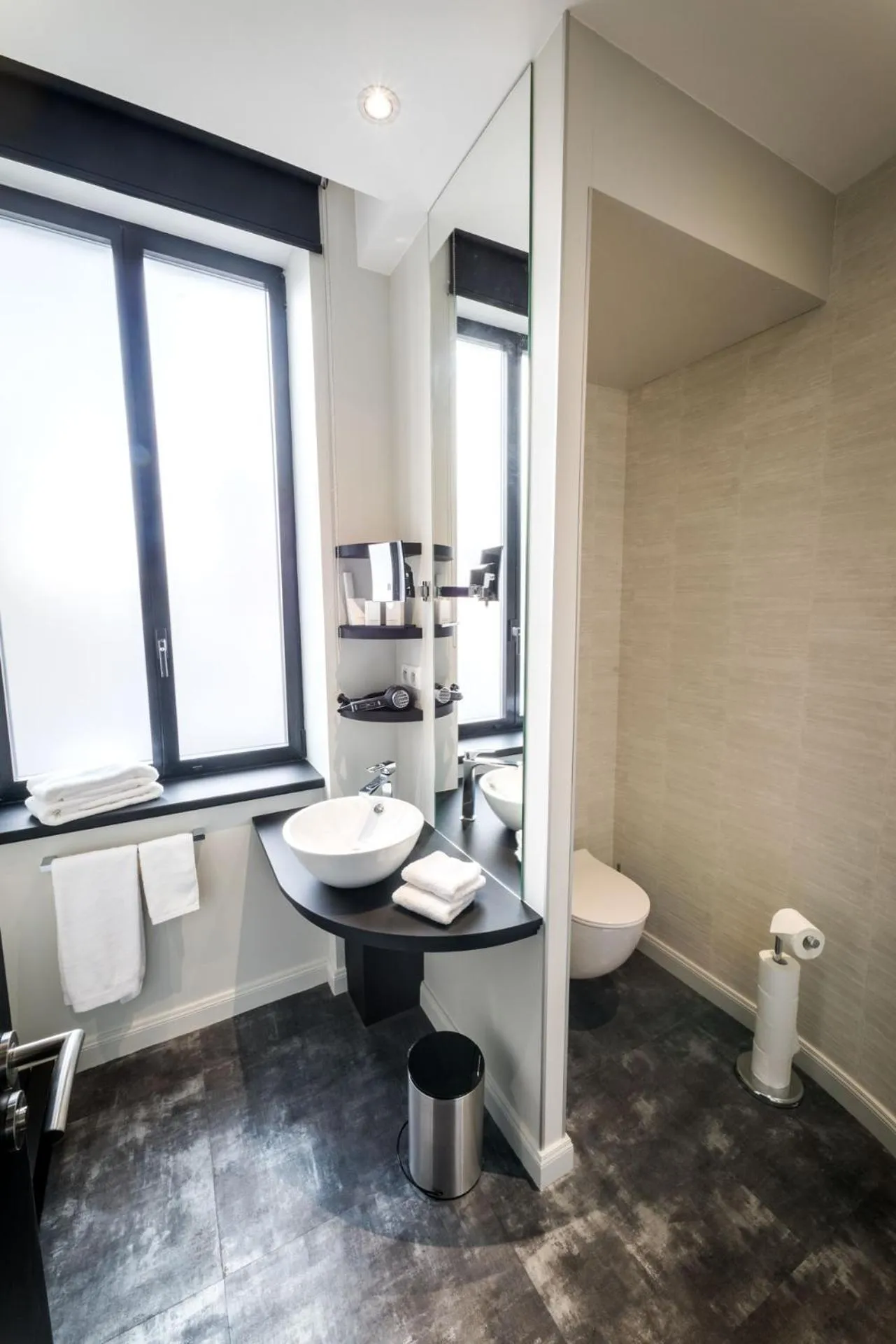 Toilet in Le Pavillon du Golf d'Arras