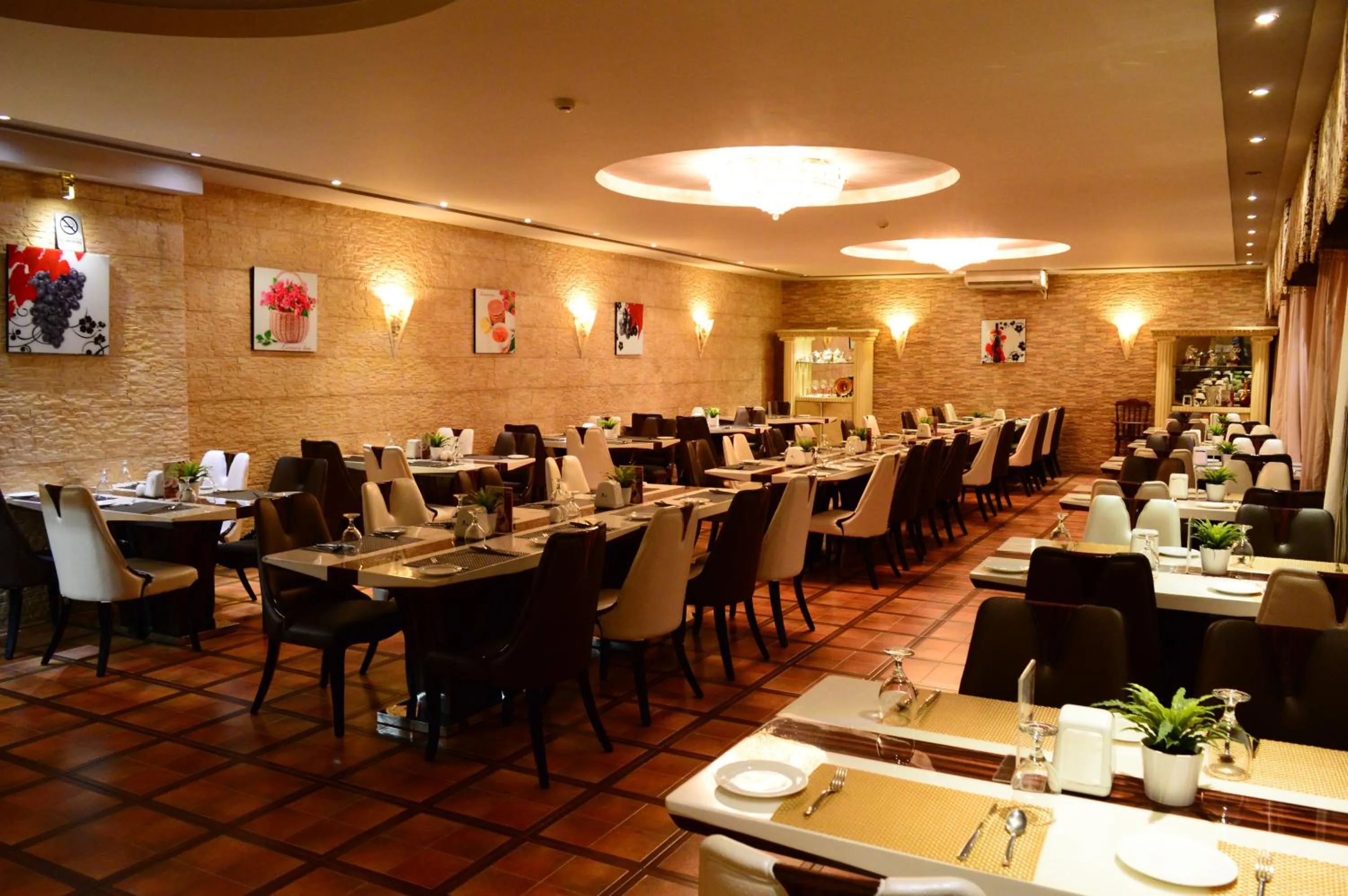 Restaurant/places to eat in Larsa Hotel