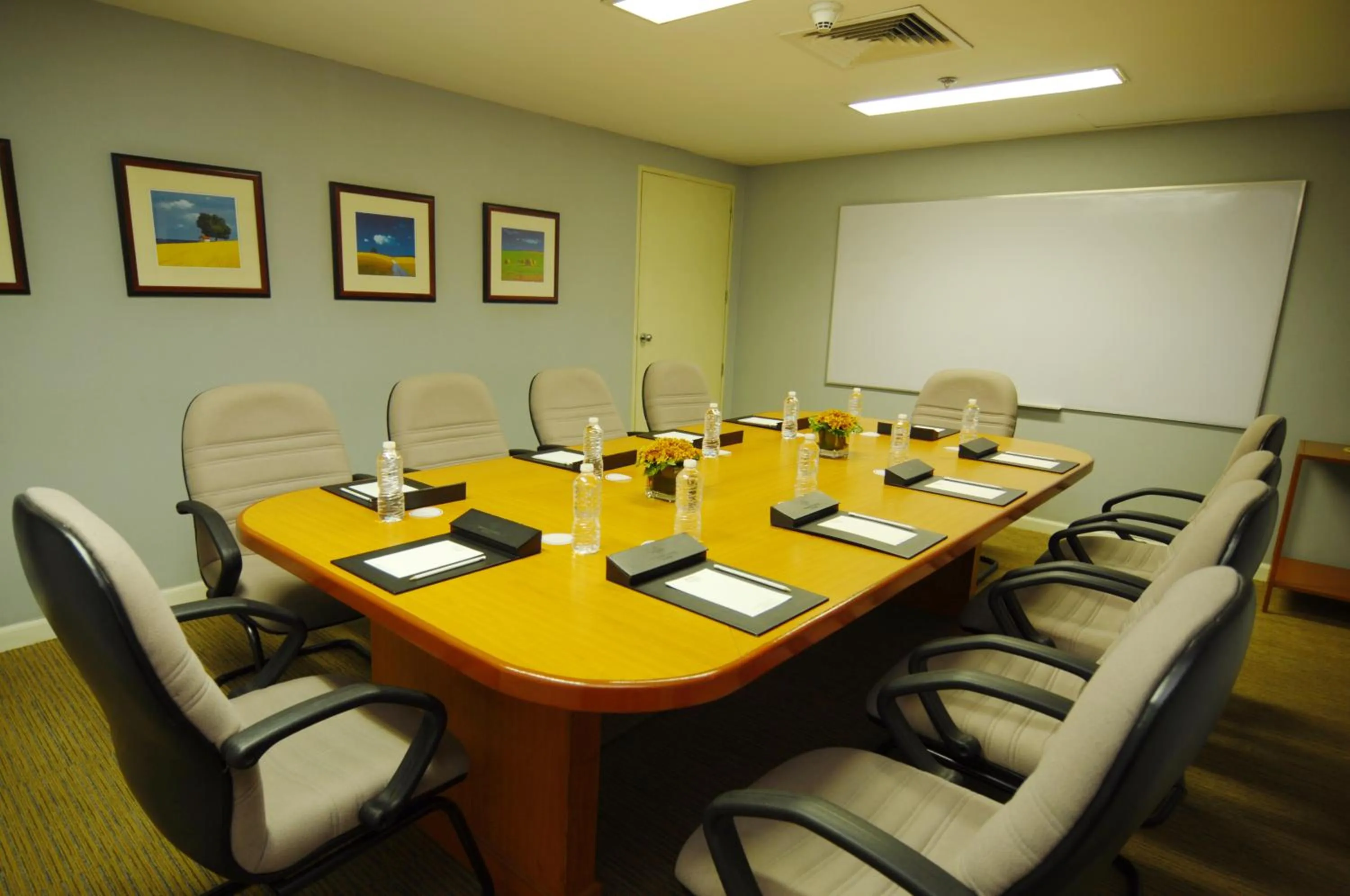 Meeting/conference room in Oxford Suites Makati