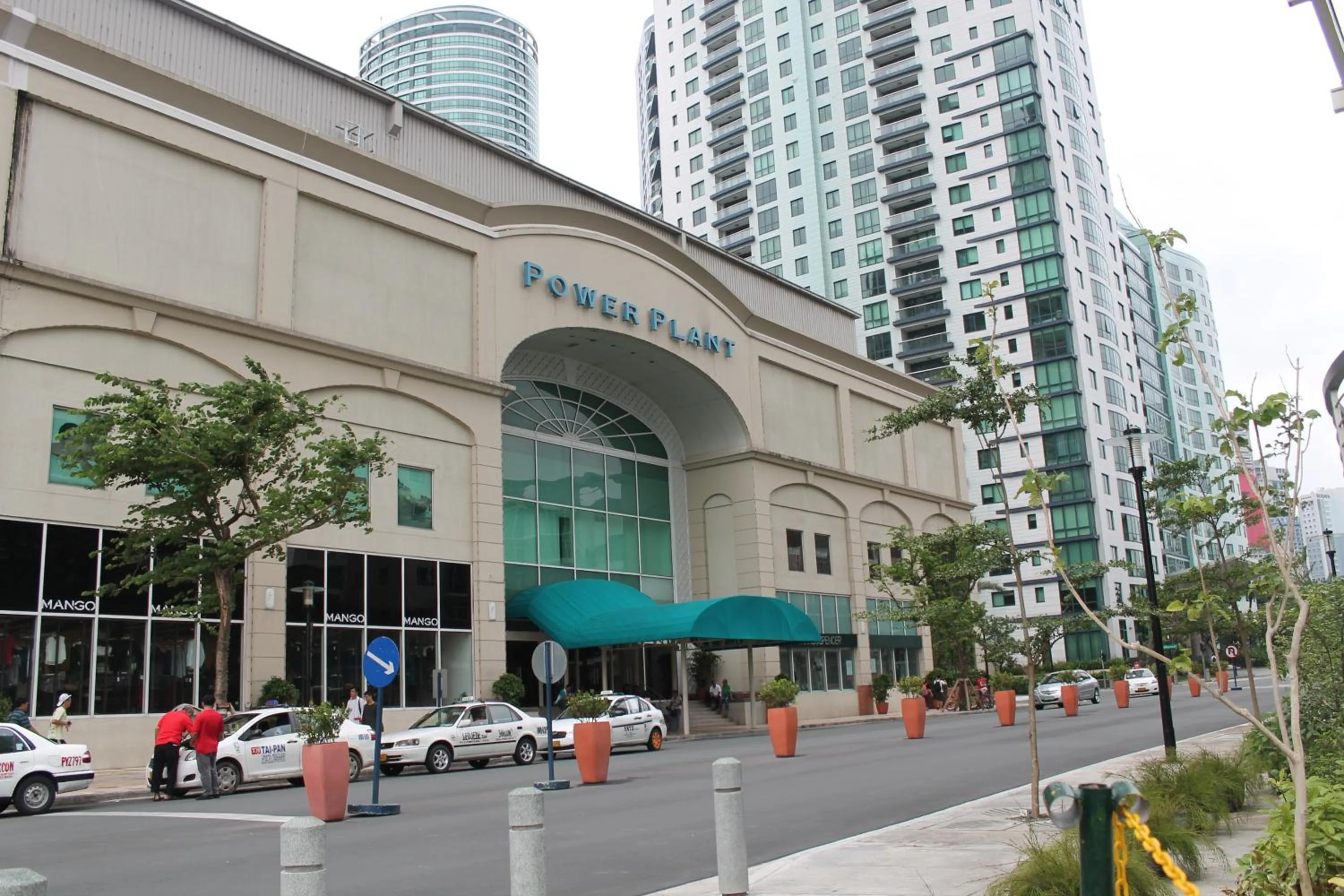 Shopping Area, Property Building in Oxford Suites Makati