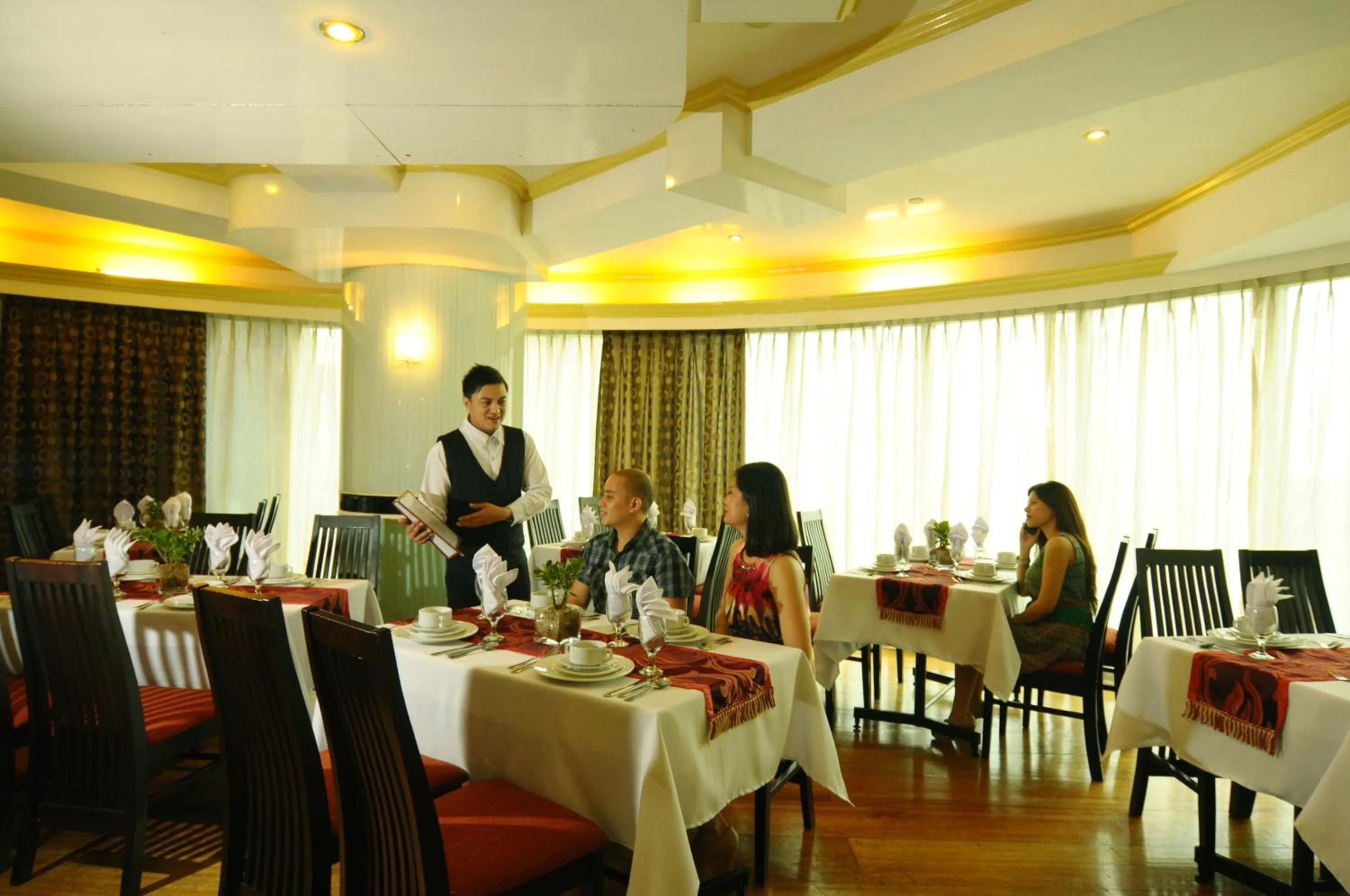 Restaurant/Places to Eat in Oxford Suites Makati