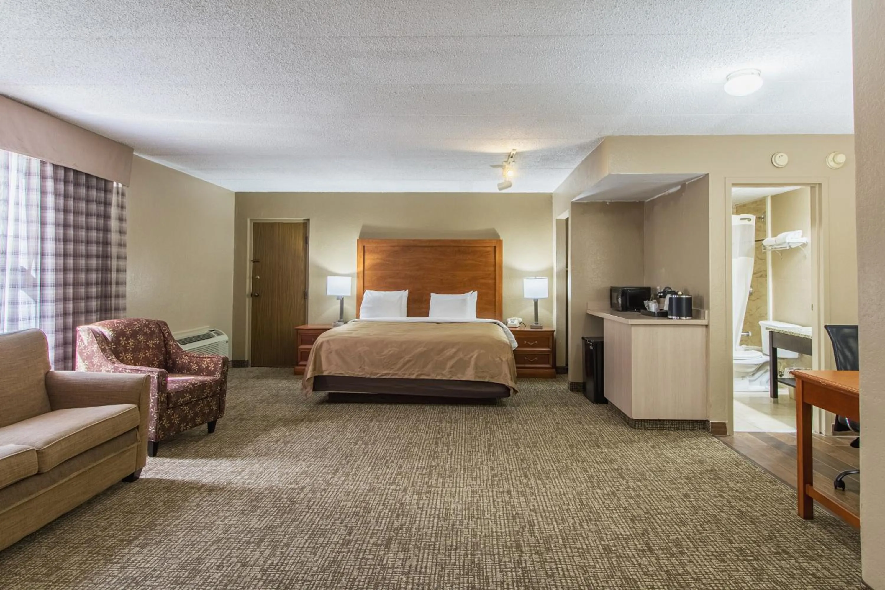 Photo of the whole room, Bed in GreenRidge Hotel