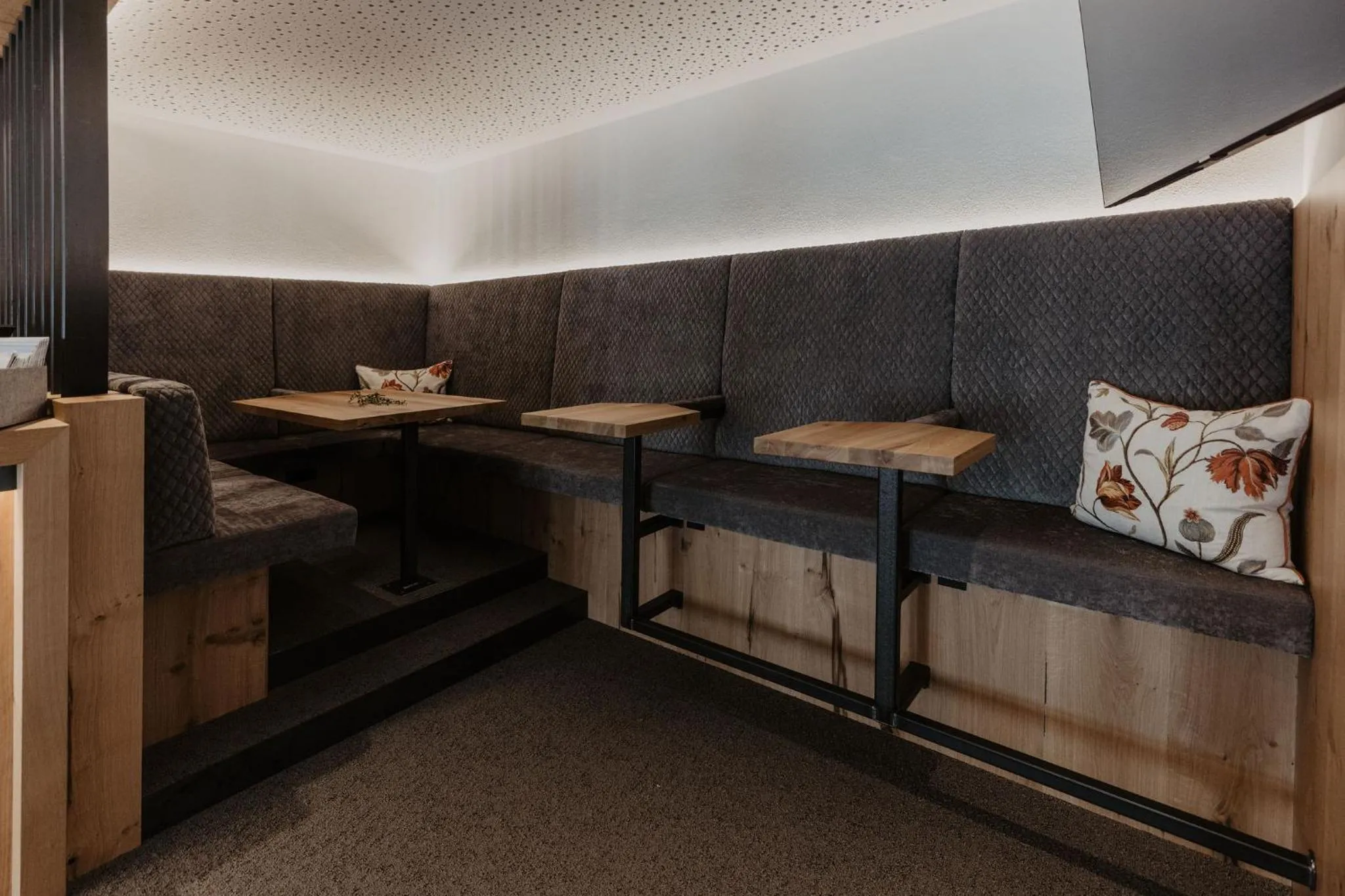 Lobby or reception in Landhaus Saalbach - Ski in & out