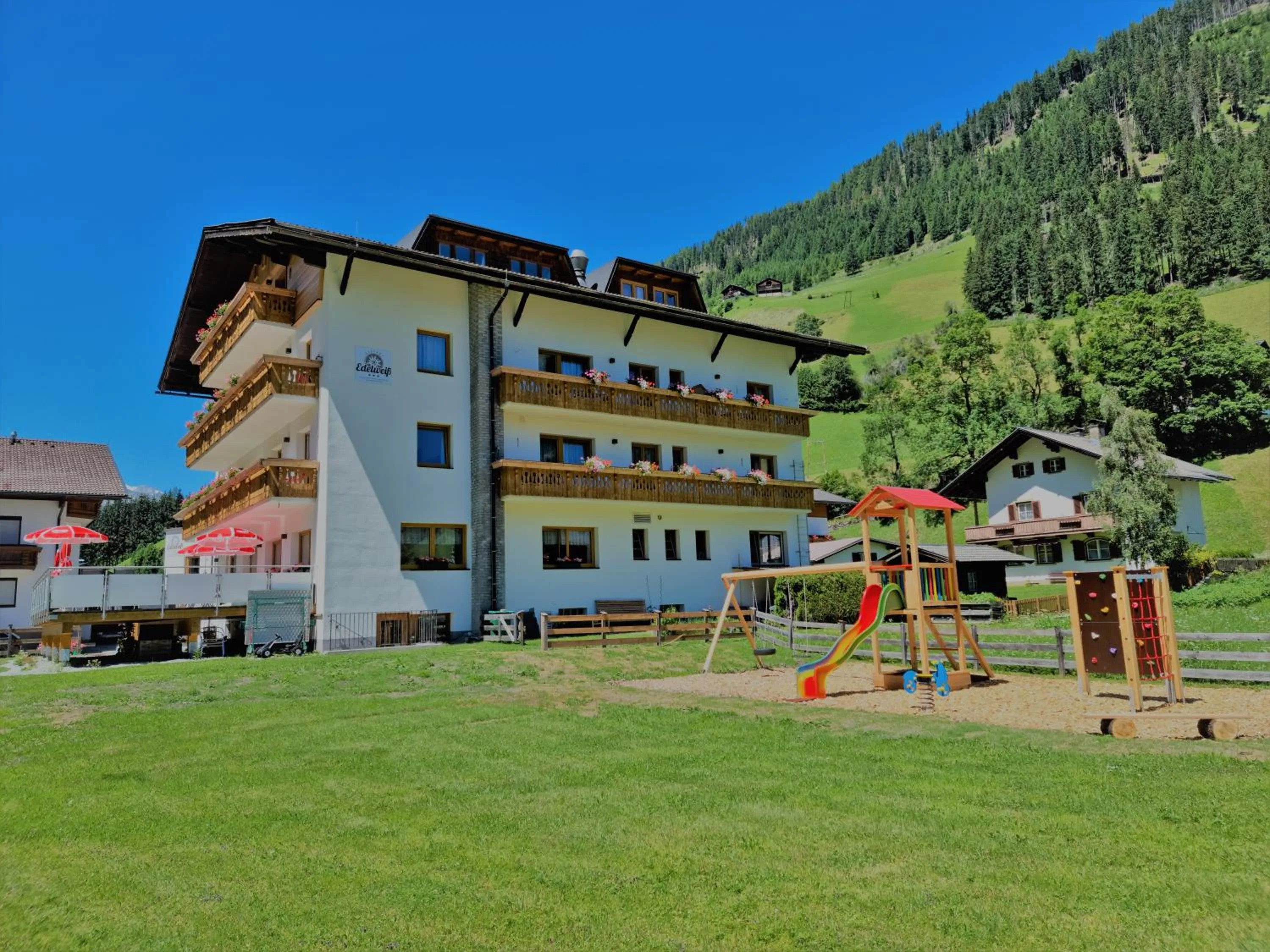 Property building in Hotel Gasthof Edelweiß