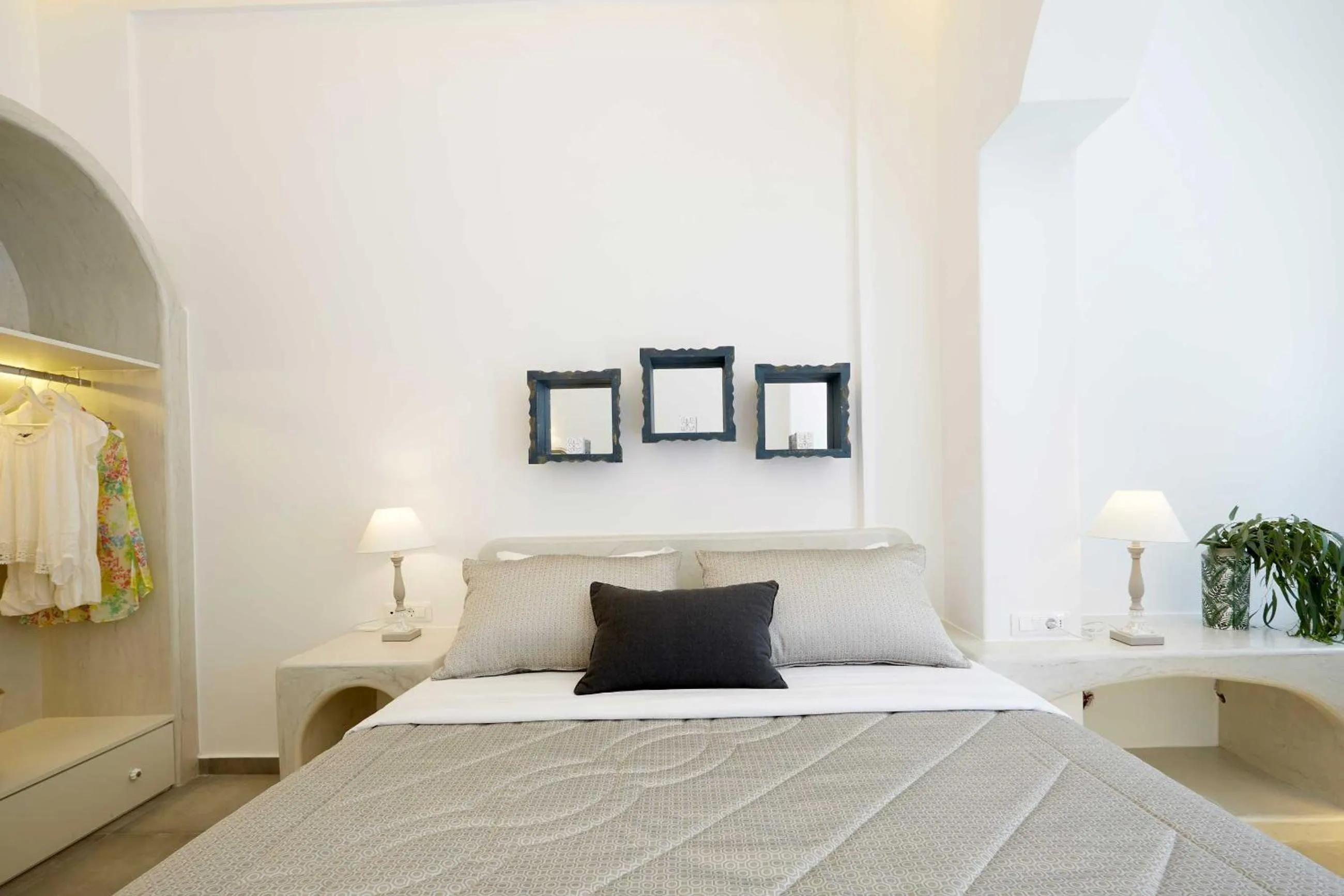 Photo of the whole room, Bed in Amara Suites Santorini