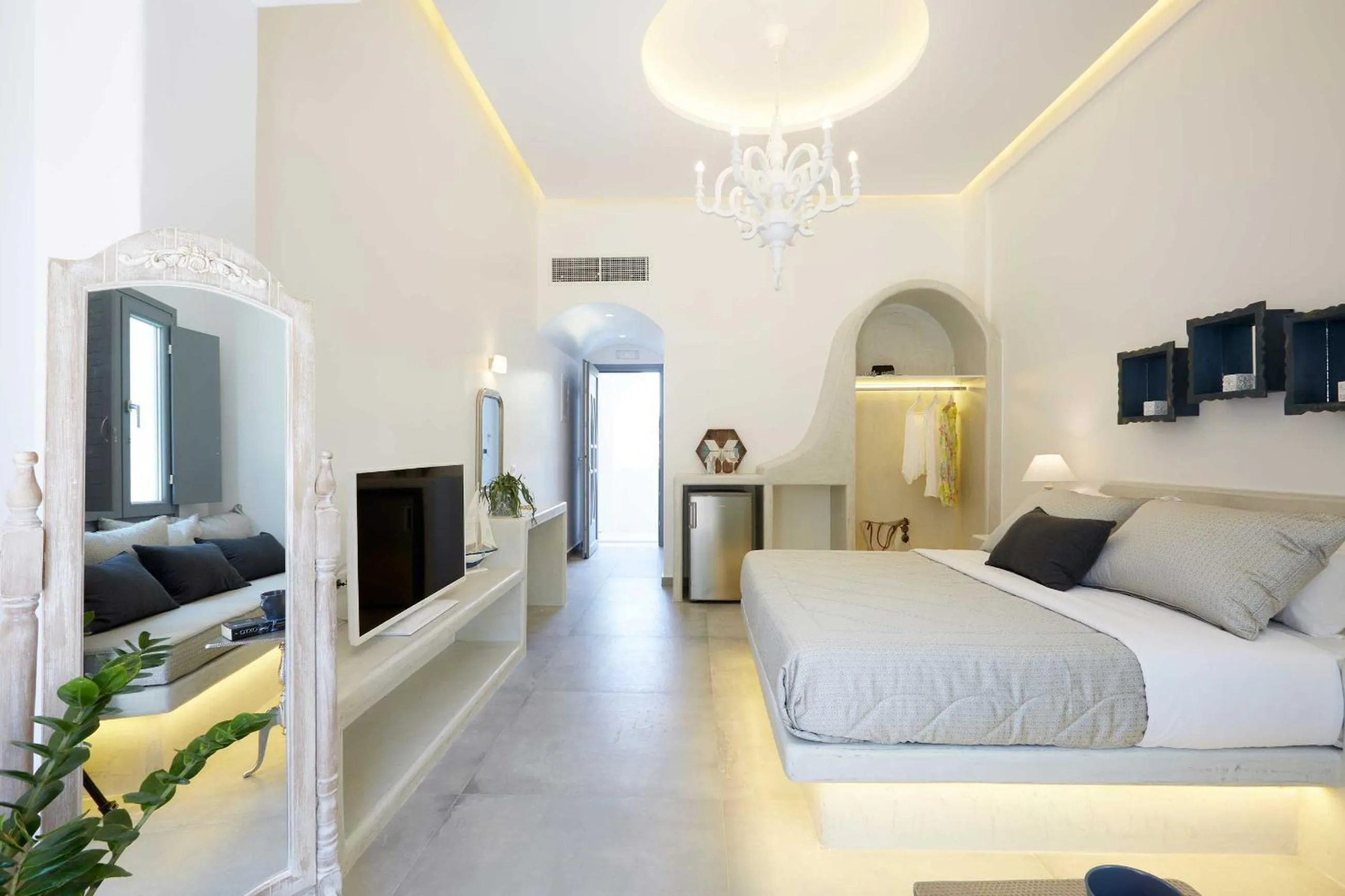 Photo of the whole room, Bed in Amara Suites Santorini